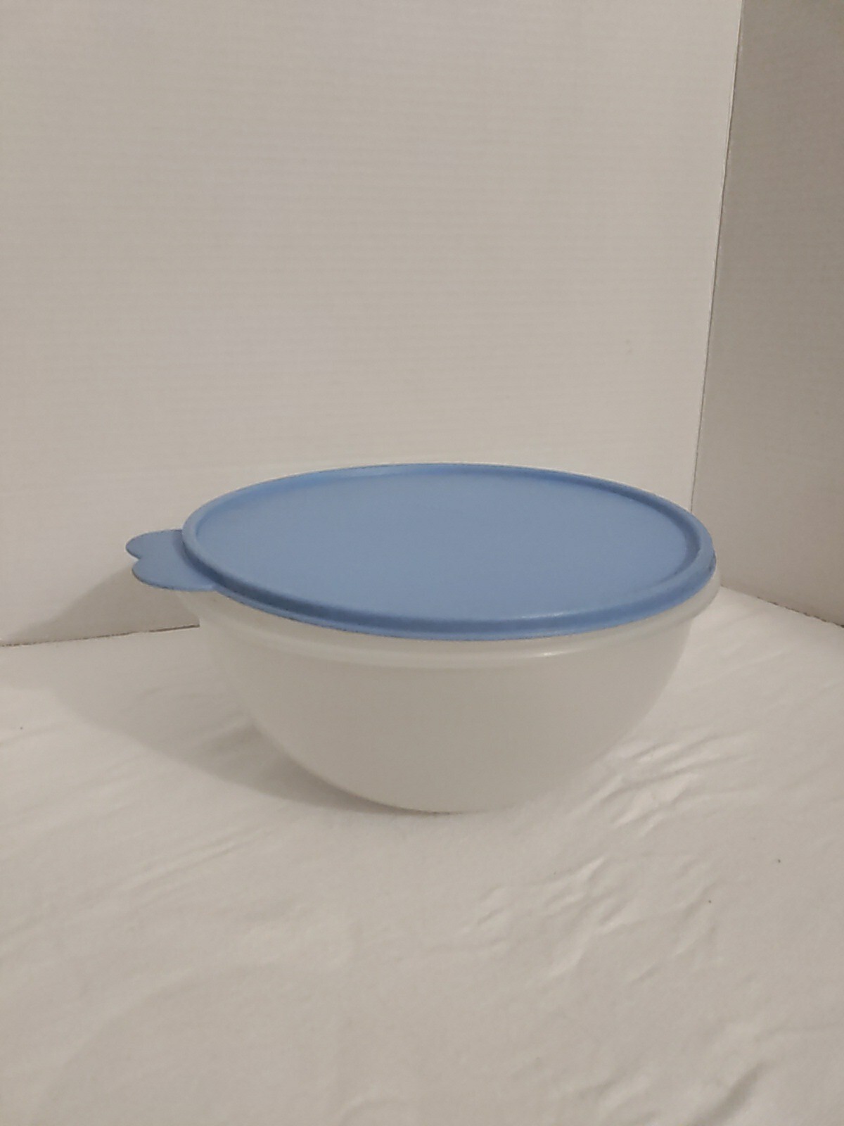 Tupperware Sheer 12 Cup Mixing Bowl 2518A-1 with BLUE 2515A-2 Lid/ 3 Liters