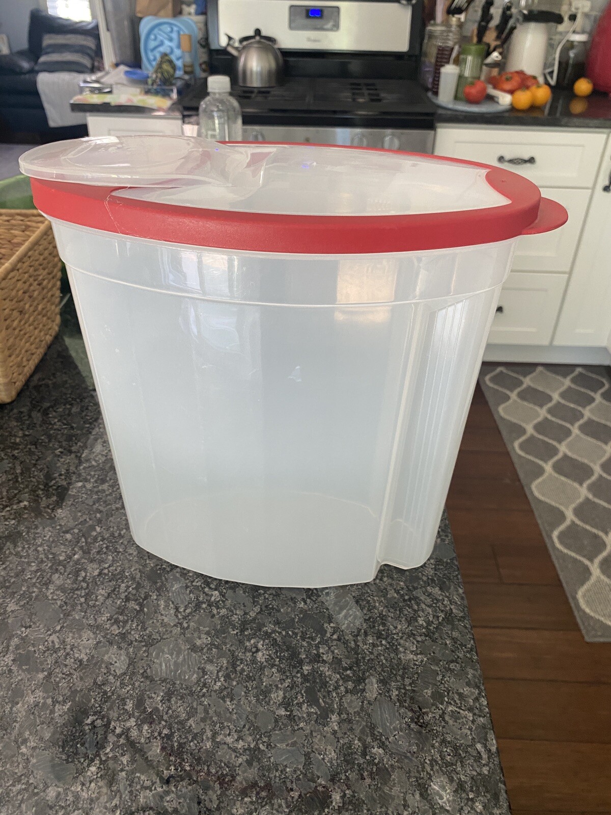 Rubbermaid Cereal Keeper 1.5 Gallon 24 Cups Easy Grip Flip Lid 11″ Tall