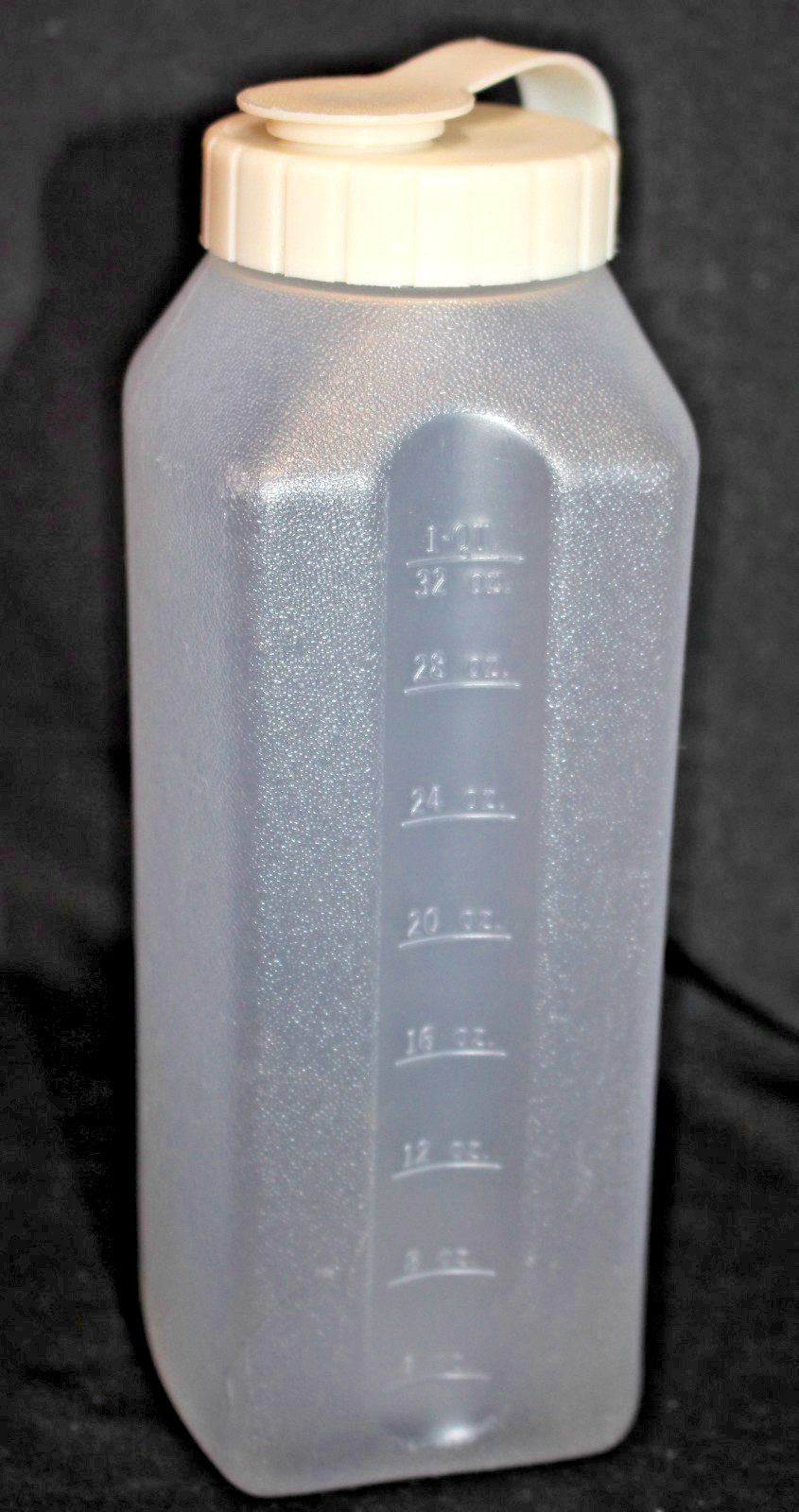 Vintage Rubbermaid Servin’ Saver Drink Bottle 1 quart 940 mL w/ Flip Top Lid euc