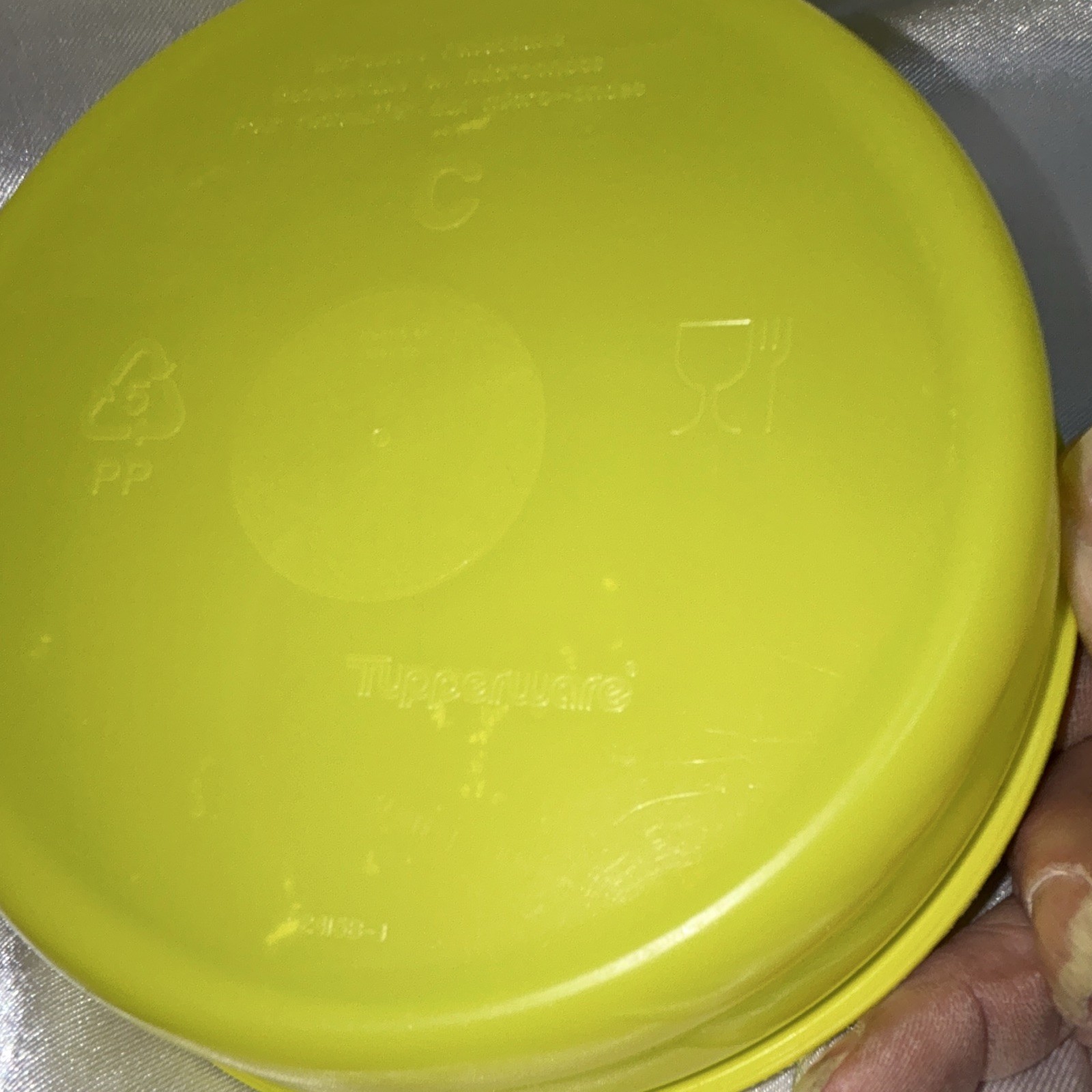 Tupperware 2415 Cereal Salad Bowl Lime Green w/ Butterfly Tab Lid 2 Cup