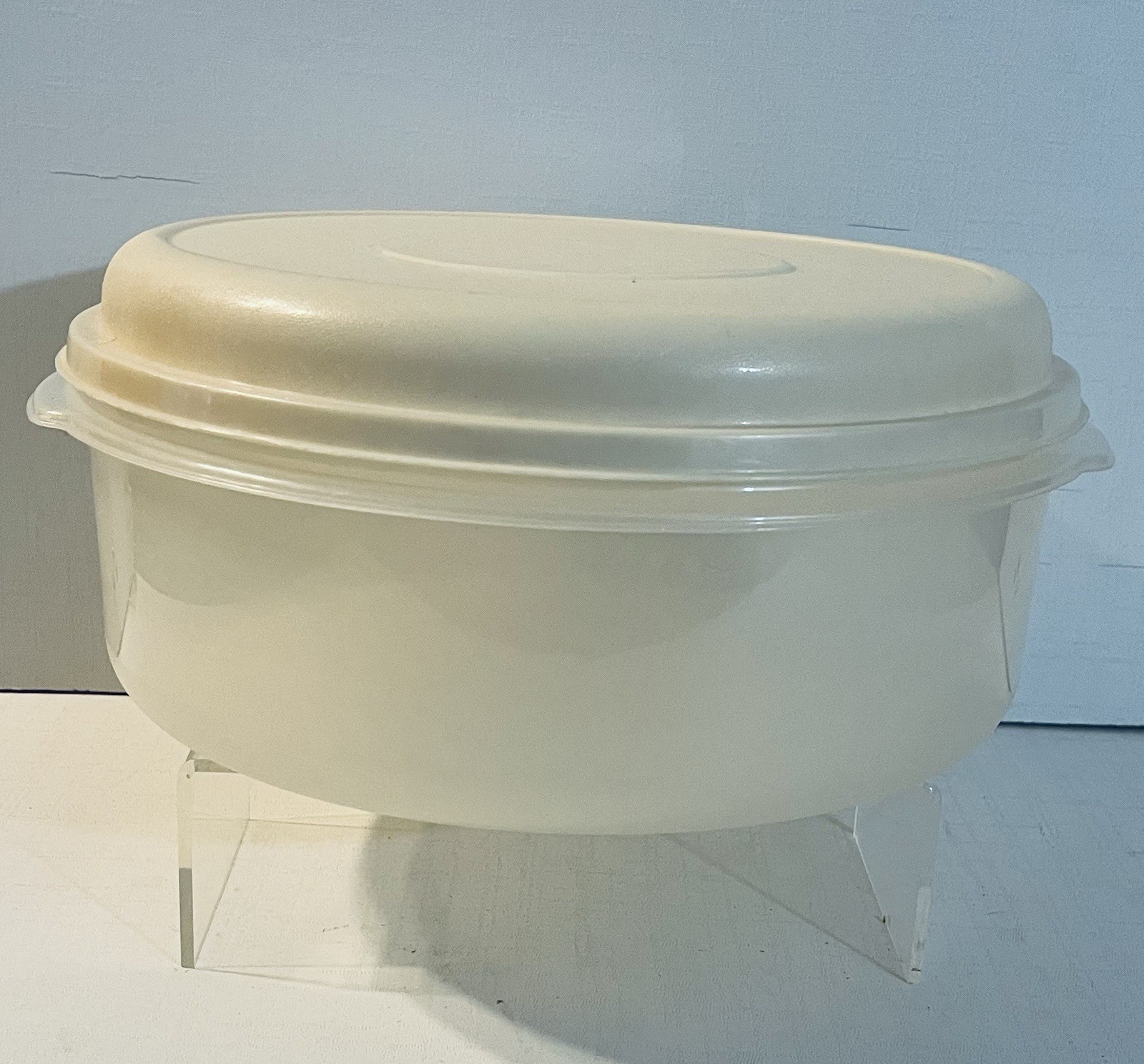 VTG Rubbermaid Servin’ Saver #5 22 Cup Almond Lid Storage Container Round Large.