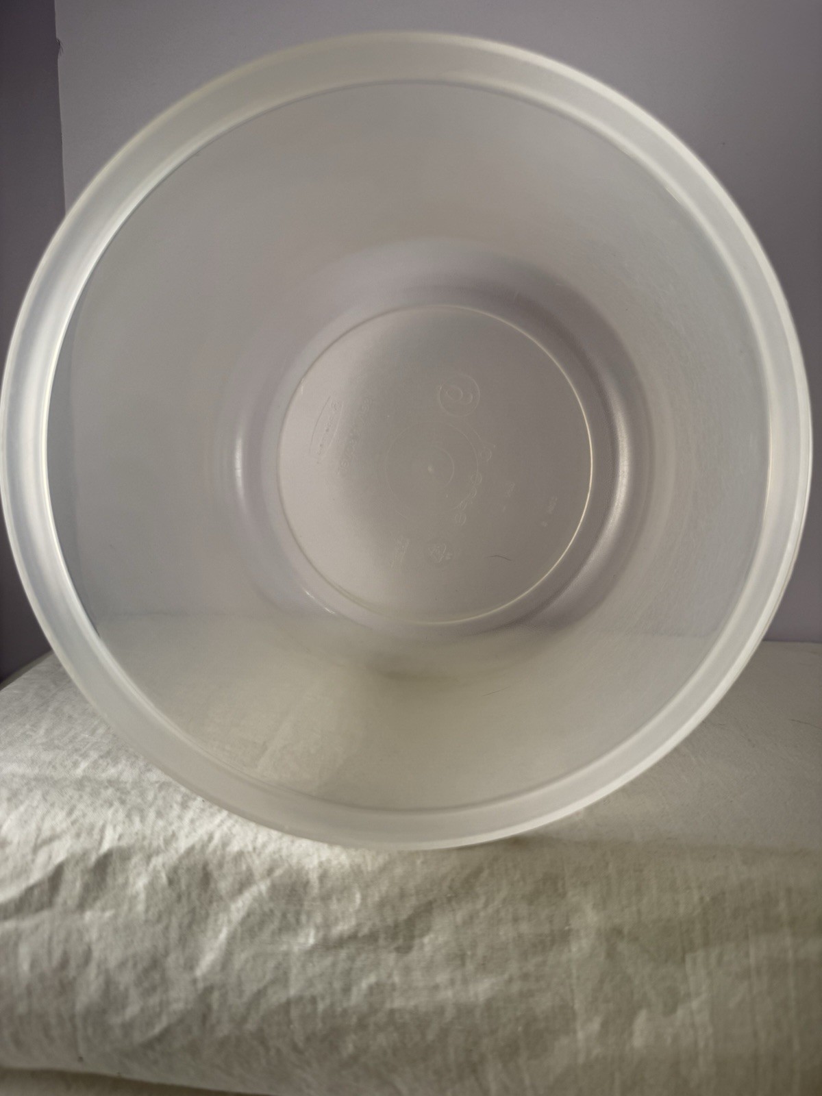 Rubbermaid Servin Saver #9 10 Cup Round Clear Container Almond With Lid