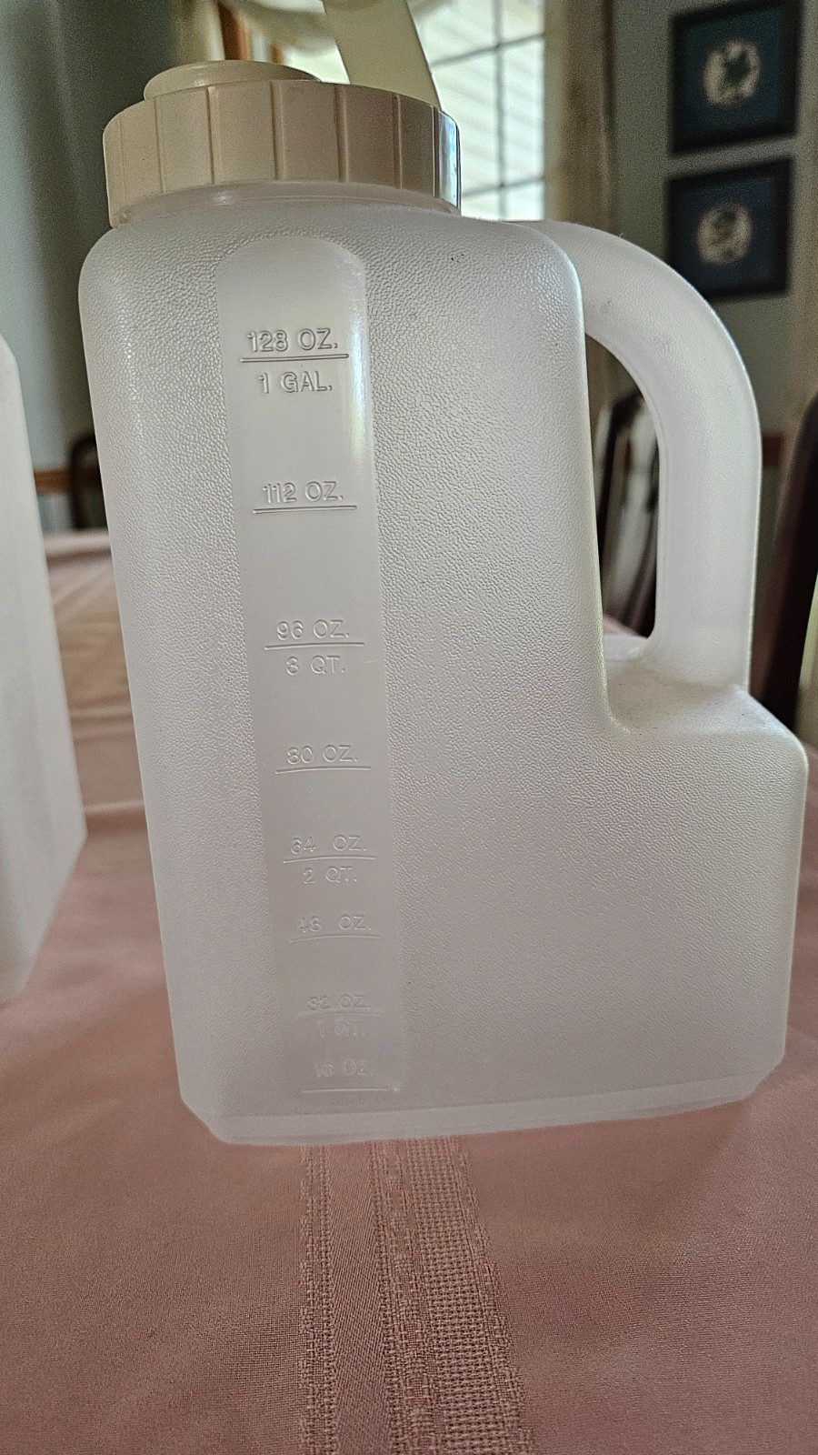 Rubbermaid Servin Saver 1 Gallon #0231 Flip Top Lid Price each 4 available