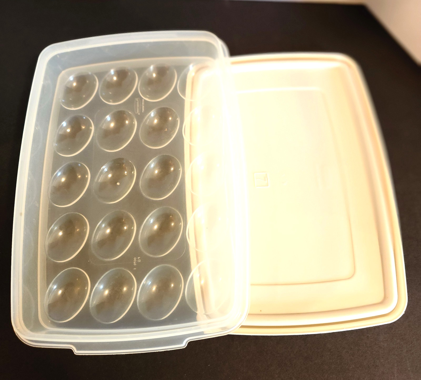 VTG Rubbermaid Servin’ Saver 20 Deviled Eggs Keeper Carrier w/#7 Lid