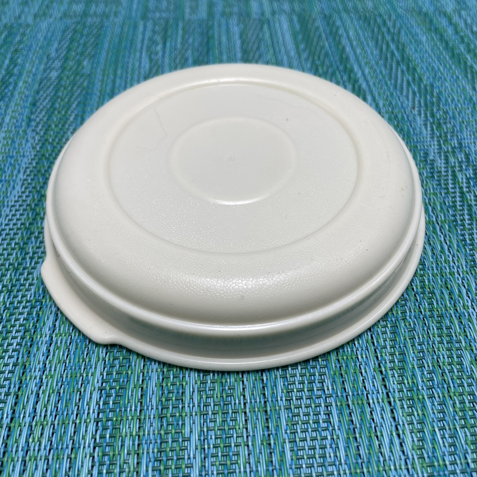 Rubbermaid Servin Saver – Replacement Lid – #1 – Almond – Round – Lid Only