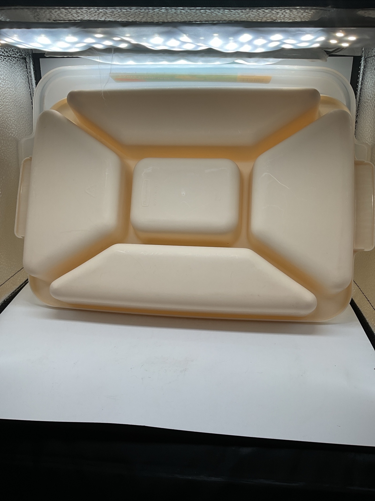 Rubbermaid – Servin Saver Covered Party Food Tray 0833 & Lid 0832 – Beige