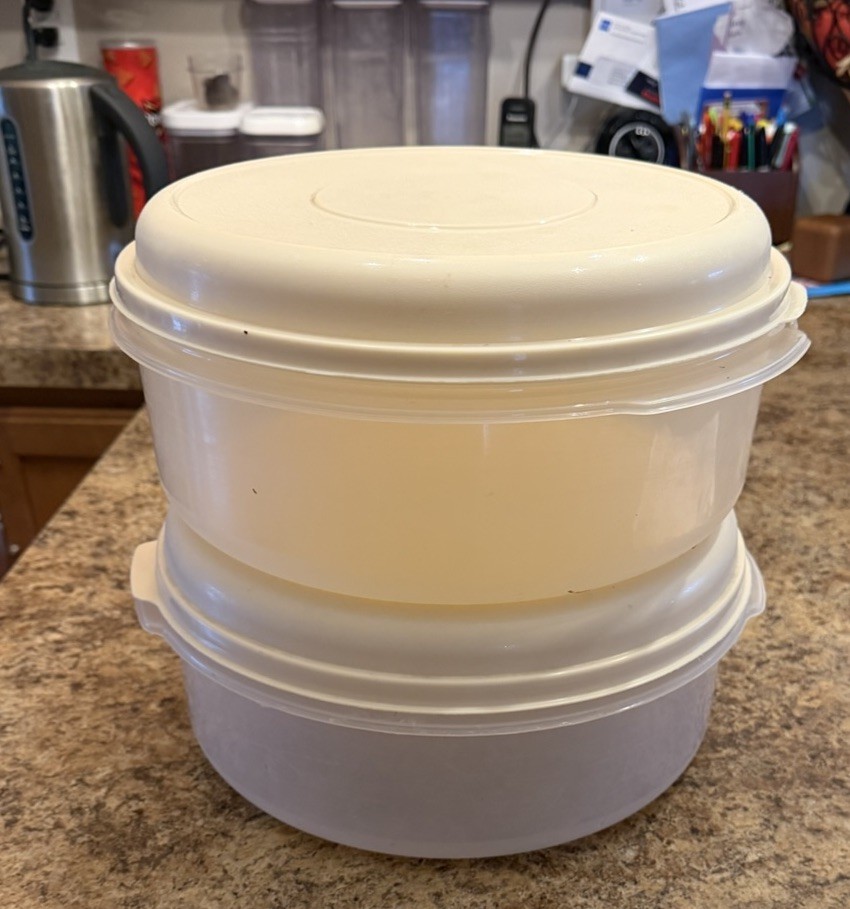 Set -2 Rubbermaid Servin’Saver 5 22 Cup 0376Lid Storage Container Round Large