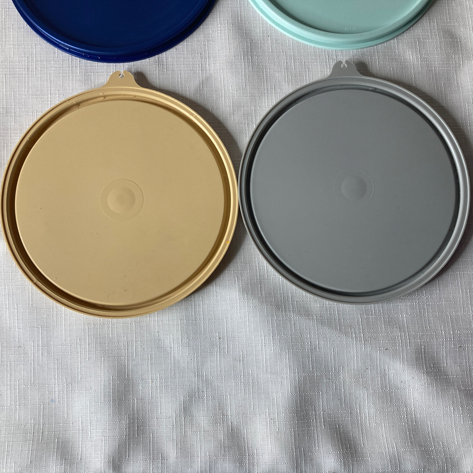 13 Vintage Tupperware REPLACEMENT LIDS #227 / 6-1/4″ (C-Seals)