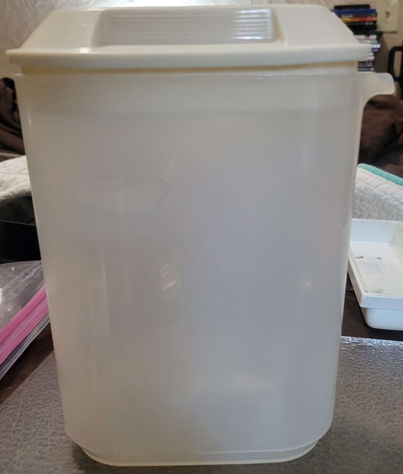 Rubbermaid Servin’ Saver 1-1/2 Quarts Slim Drink Pitcher #0923