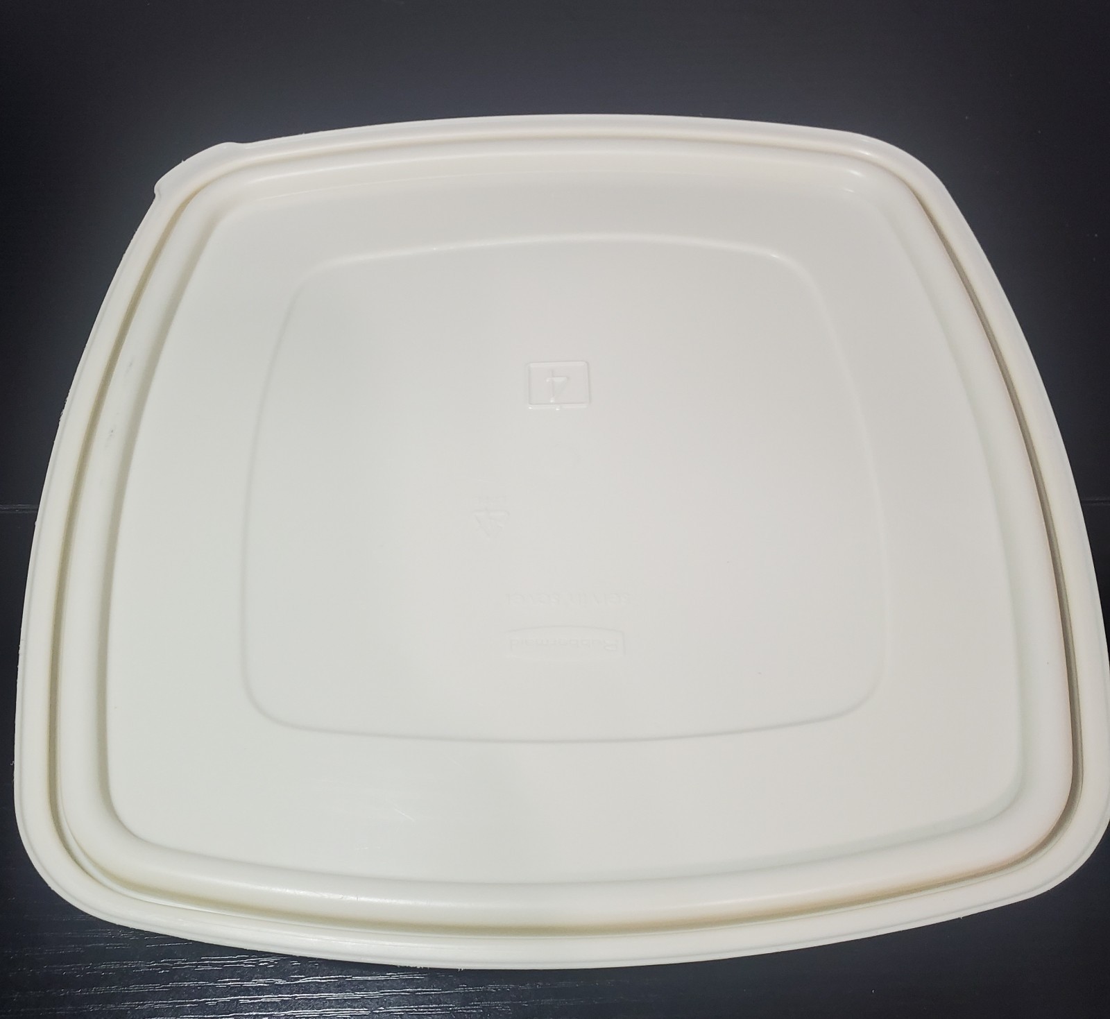 Rubbermaid Servin’ Saver #4 Square 19 Cup Storage Container Almond Lid Vintage