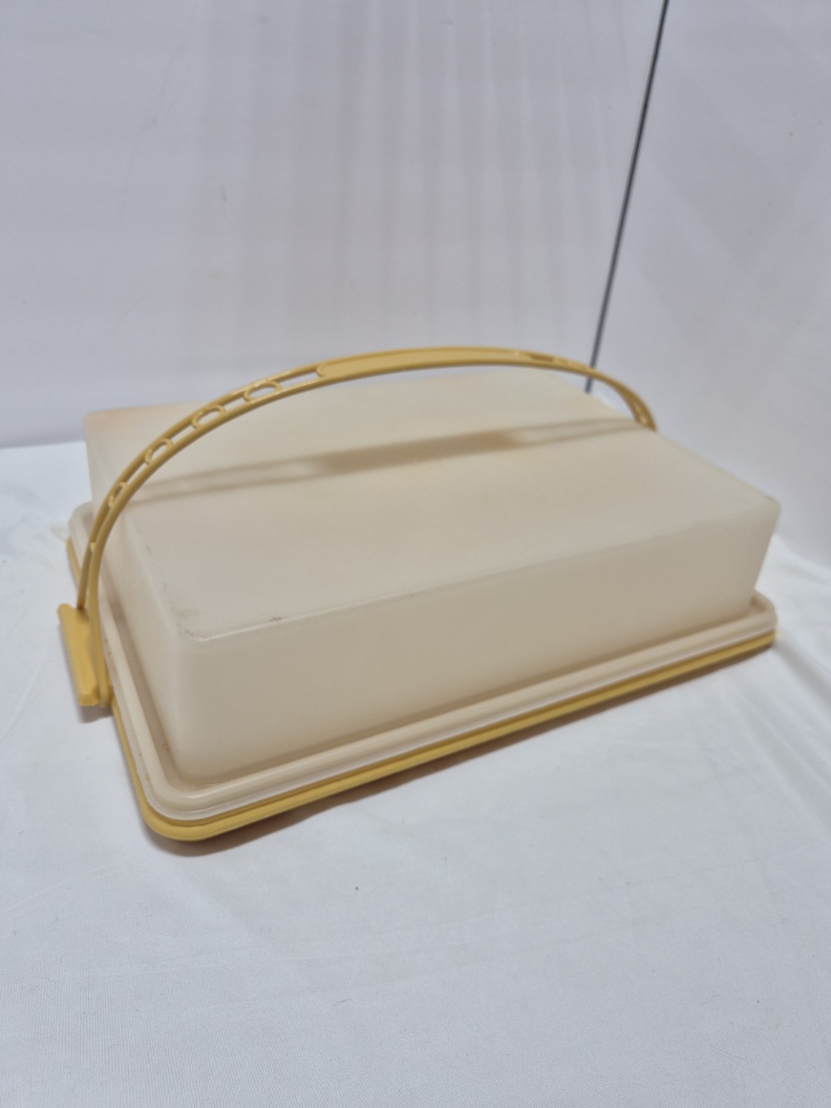 VTG Tupperware 9×13 Rectangle Sheet Cake Taker Carrier Handle Harvest Gold
