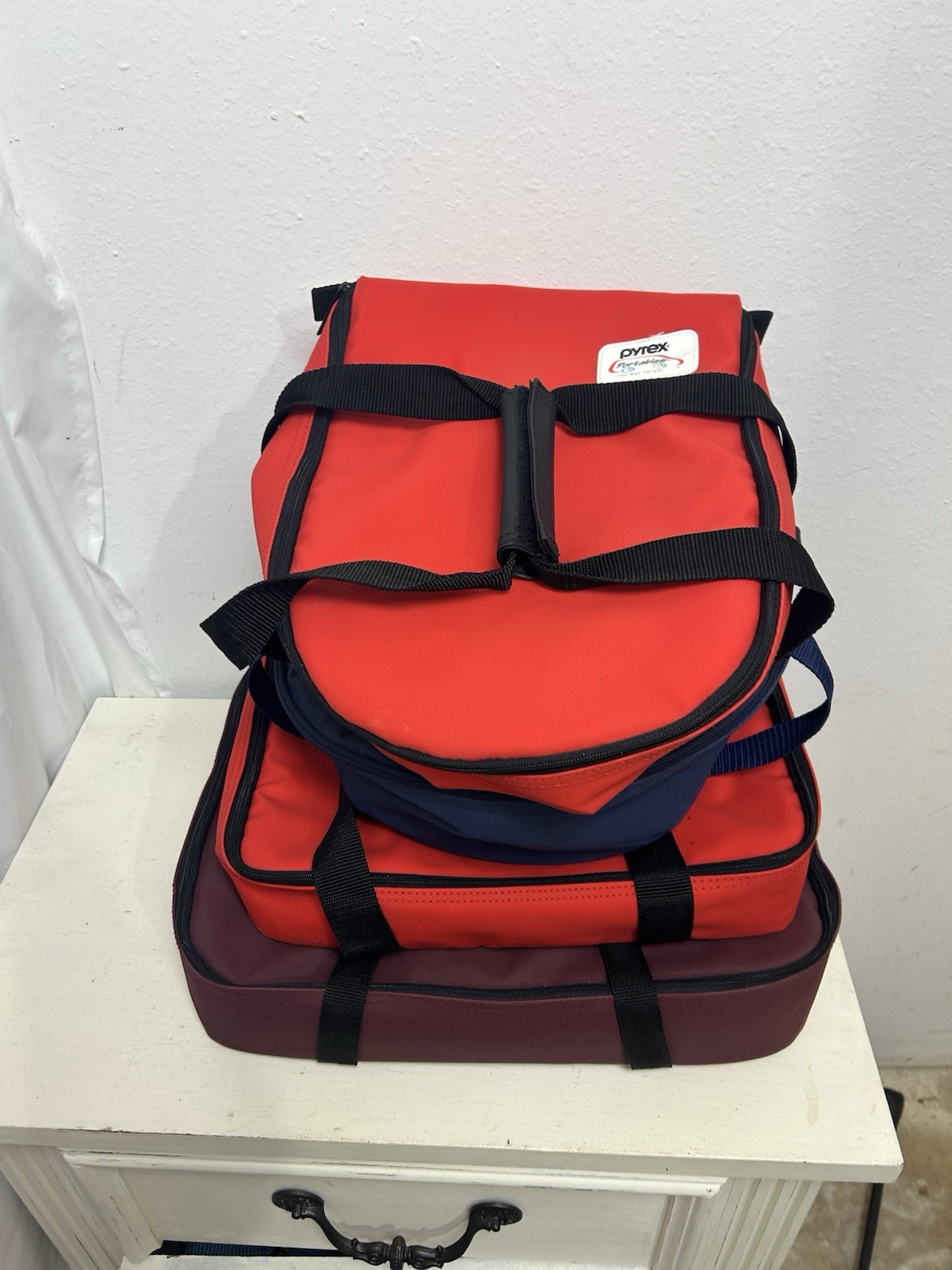 Pyrex Portables The Way to Go Bag 4 Lot Red, Blue, Maroon