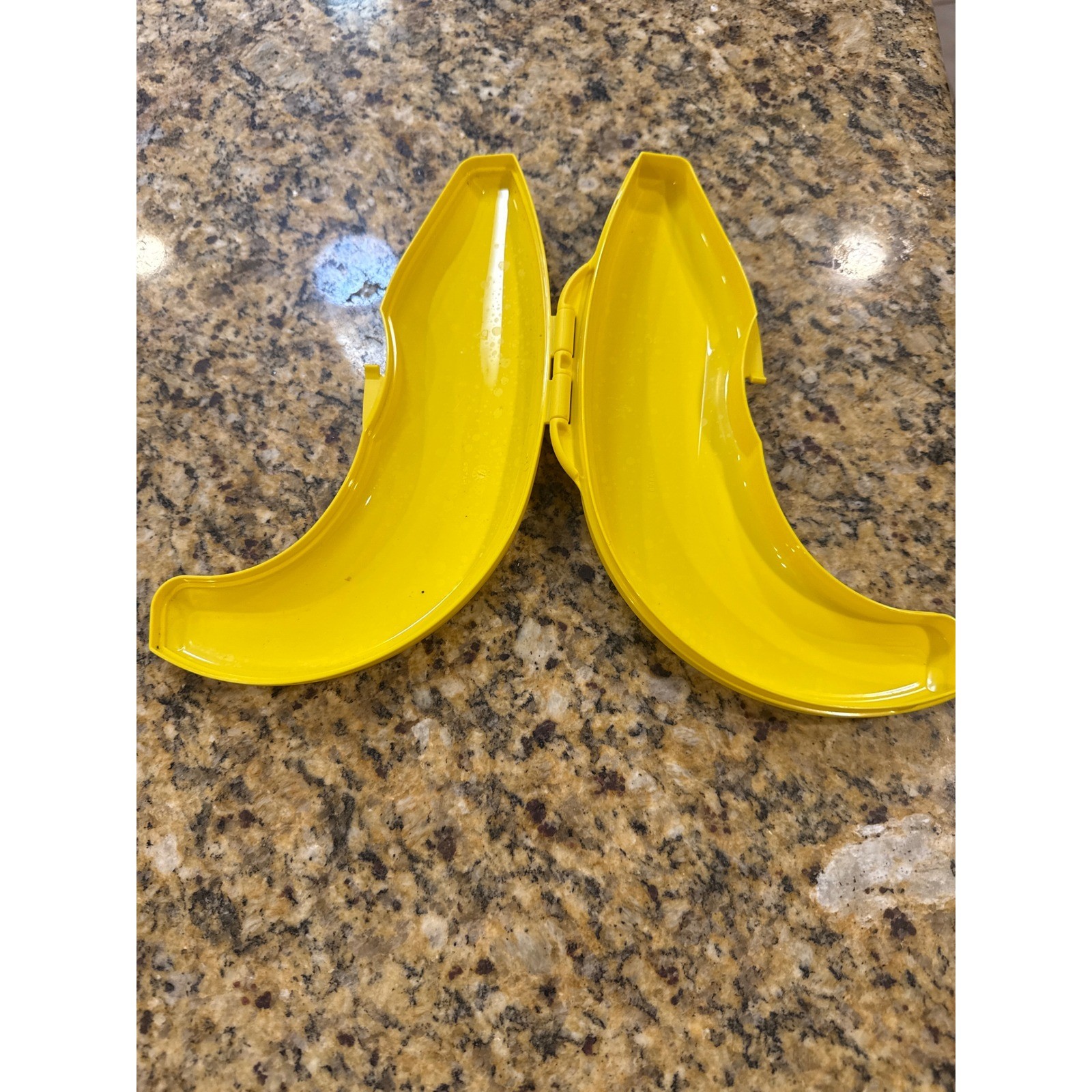 Tupperware Banana Keeper Yellow Plastic Fruit Protector Guard Case 9 Inch