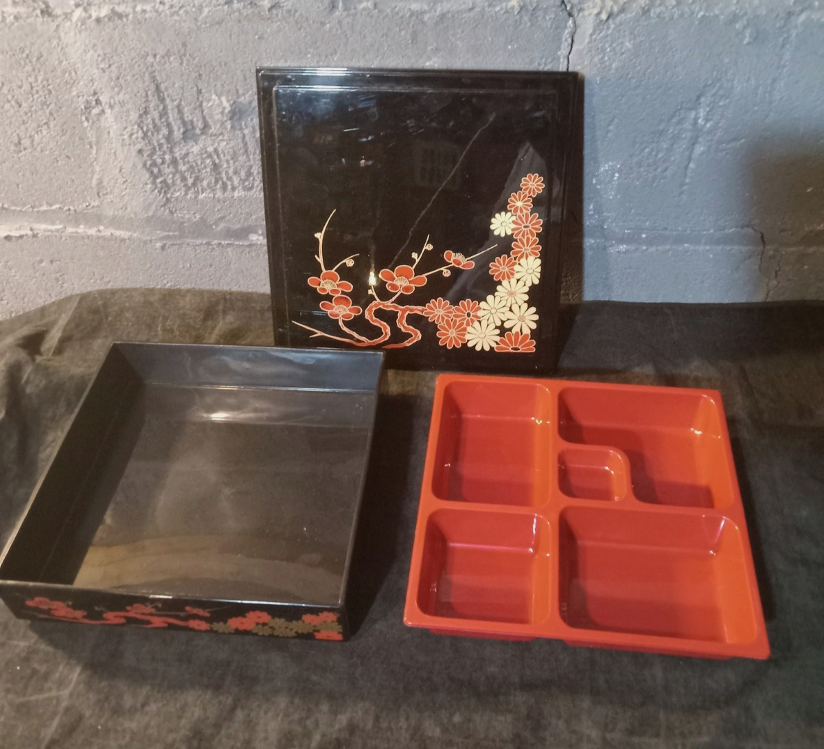 Decorative 5 Compartments Lacquered Bento Lunch Box w. Cover