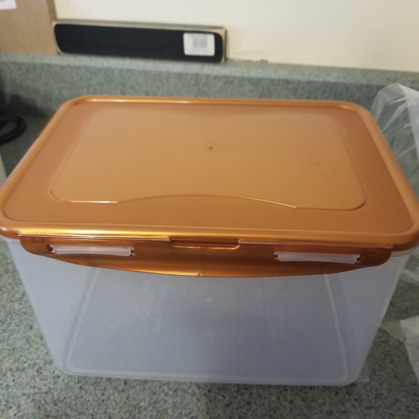 Lock N Lock Food & Storage Container – HPL827 Gold Lid – 4.7 QT – NEW