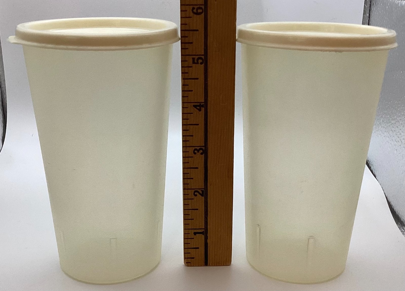 2 Rubbermaid Storage Containers 5.5″ tall Servin’ Savers 14 oz