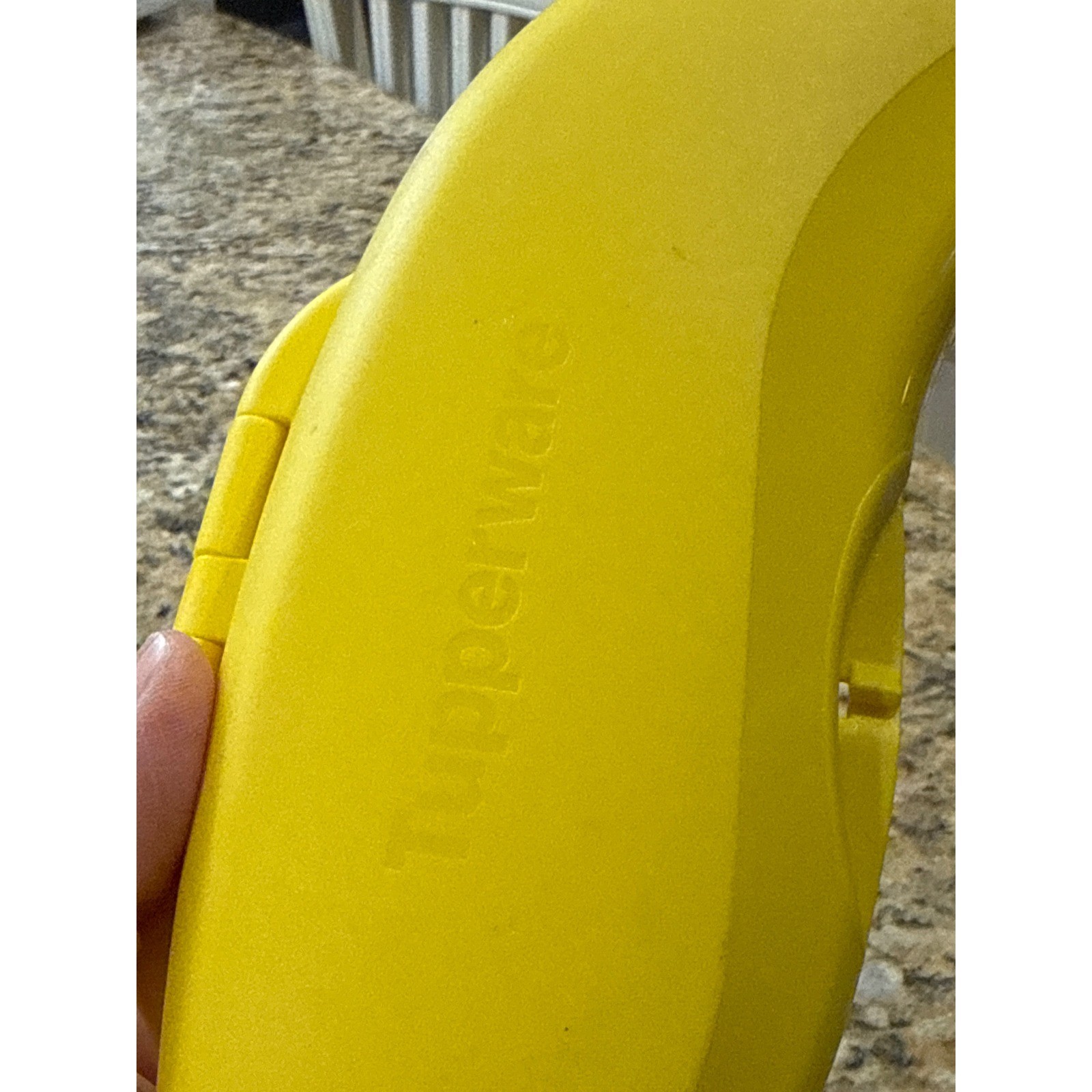 Tupperware Banana Keeper Yellow Plastic Fruit Protector Guard Case 9 Inch