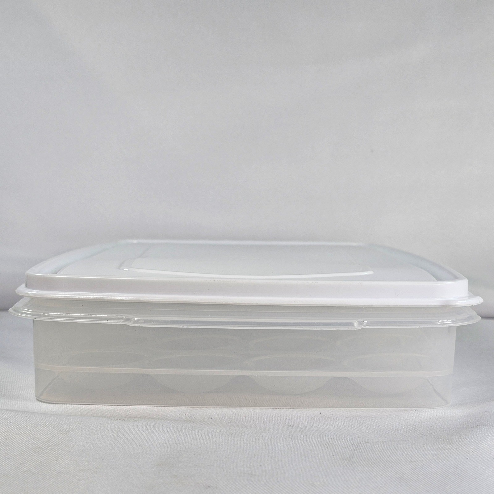 Vintage Rubbermaid Egg Carrier Storage Container with Lid 20 Slot Clear White