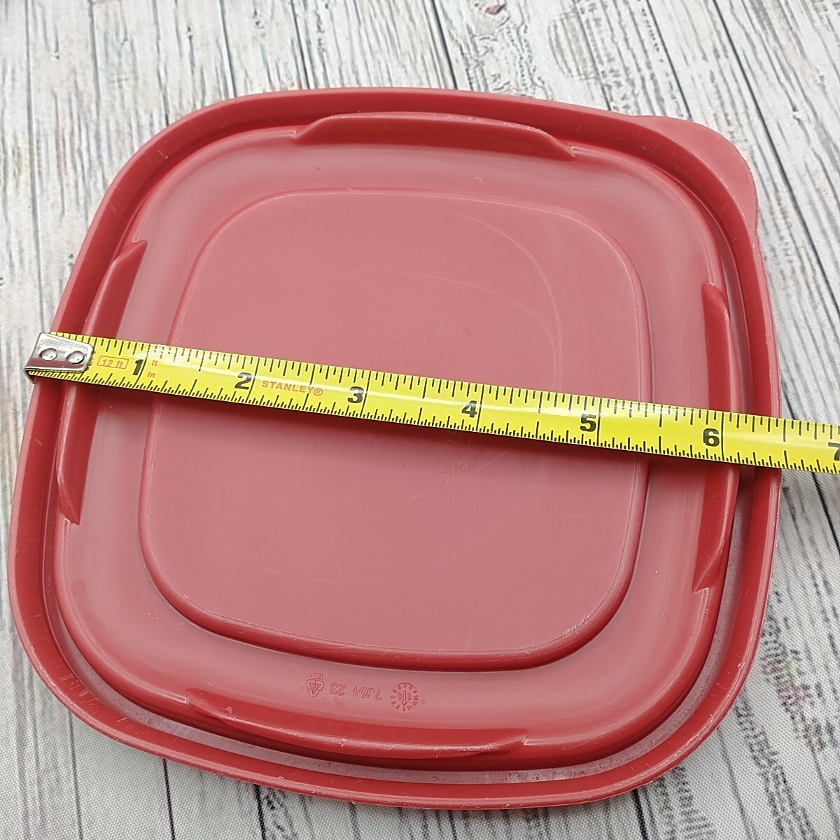 Rubbermaid Easy Find Lid 7J64 Red Square 4 Replacement Food Container Lids 6.5″