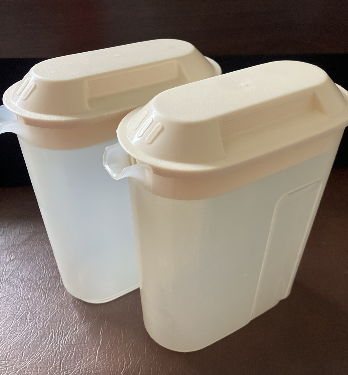Lot of 2 Rubbermaid Servin’ Saver: Two 1.5 Quart Pitchers 0922 0923