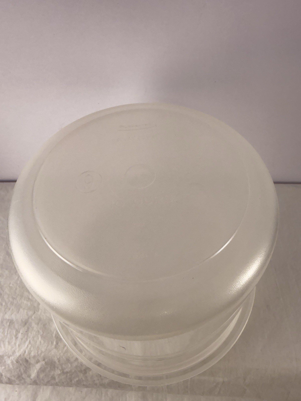 Rubbermaid Servin Saver #9 10 Cup Round Clear Container Almond With Lid