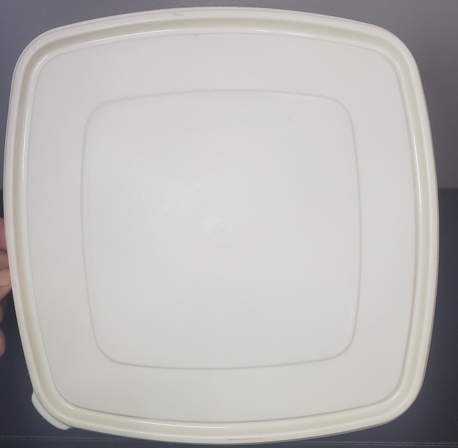 Rubbermaid Servin’ Saver #4 Square 19 Cup Storage Container Almond Lid Vintage