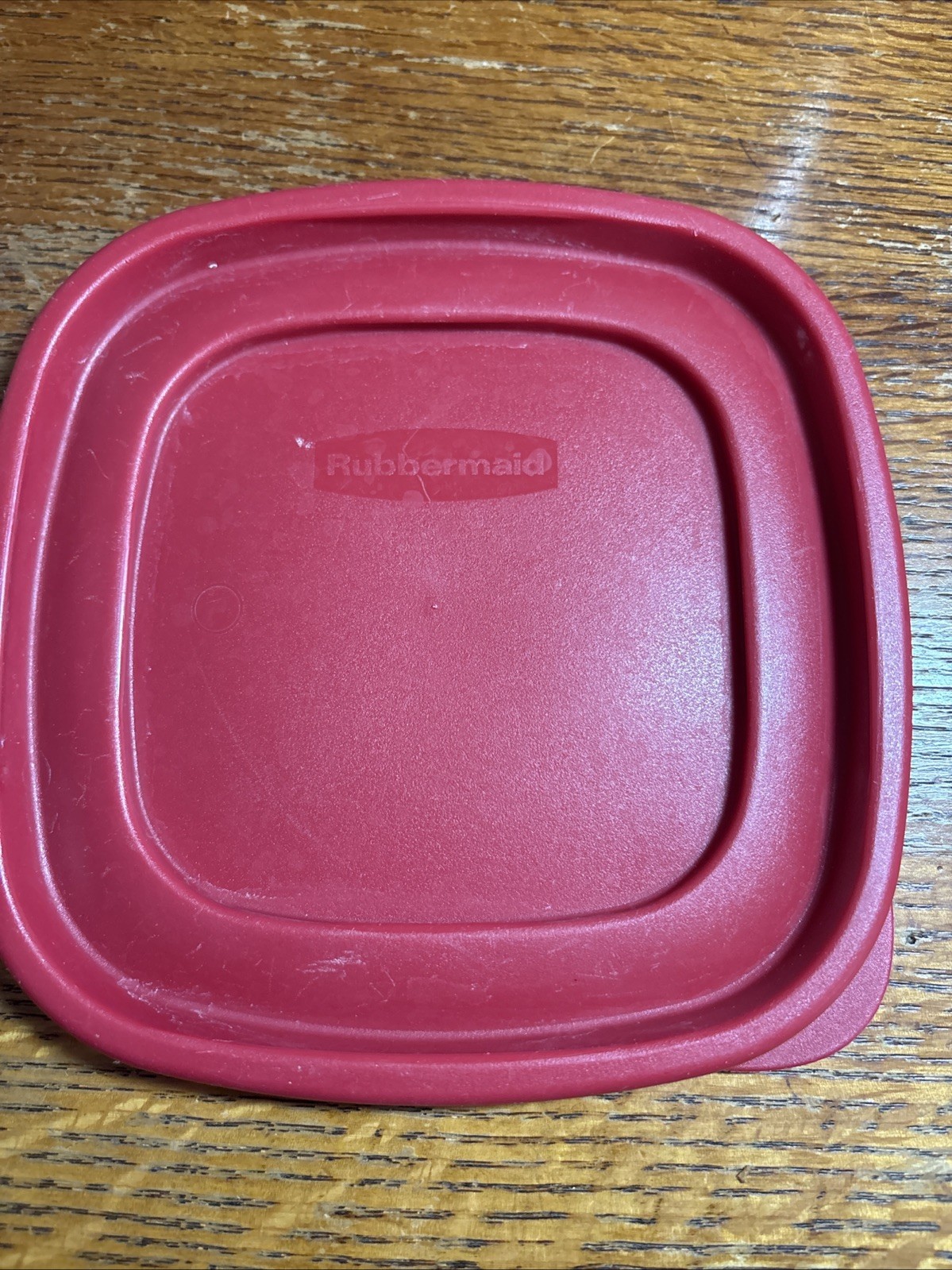 Rubbermaid 7J64 6.5’’ Maroon / Red Easy Find Replacement Lid