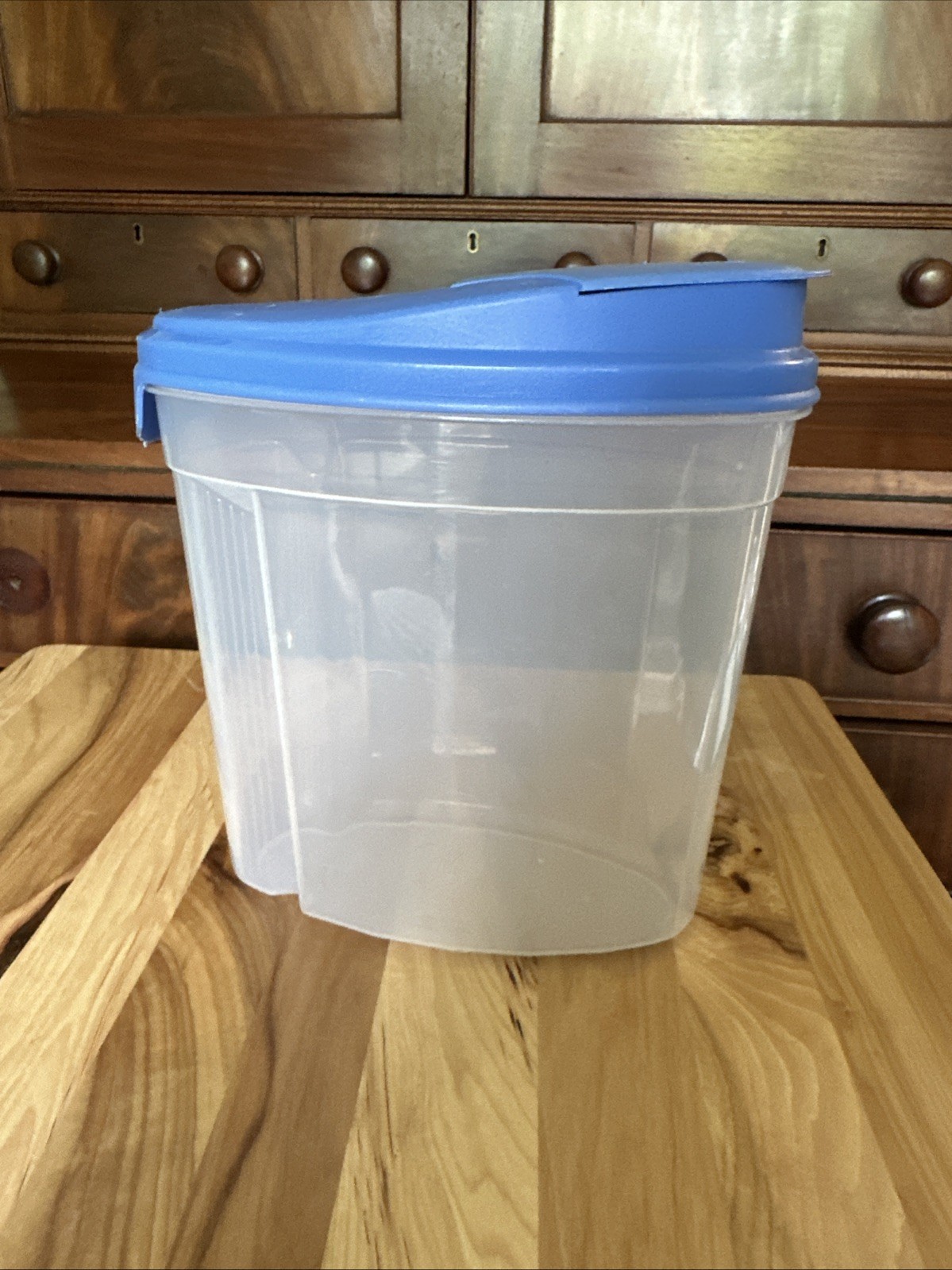 VTG Rubbermaid Servin Saver #4 Cereal Storage/ Pitcher 3.5 Qt BLUE w/Lid