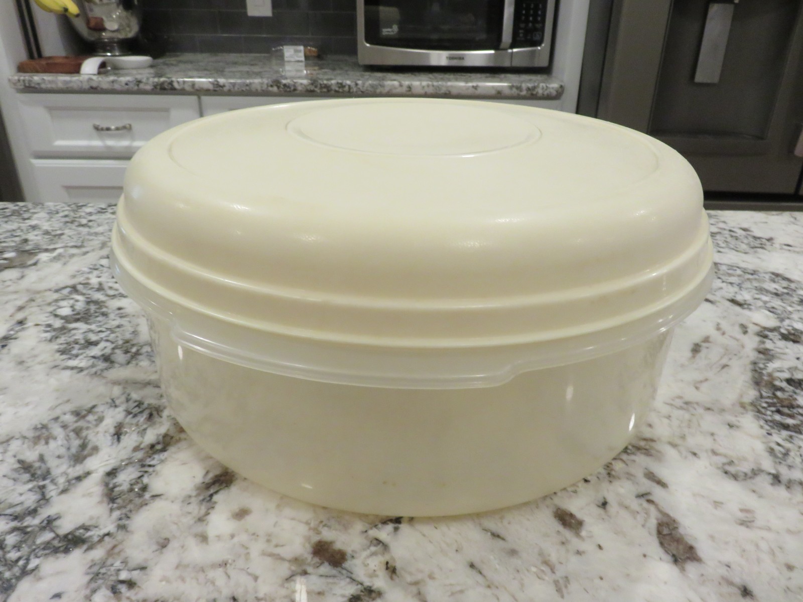 Rubbermaid Servin’ Saver #5 Almond Lid 22 Cup 5.2L Lrg Storage Container Round