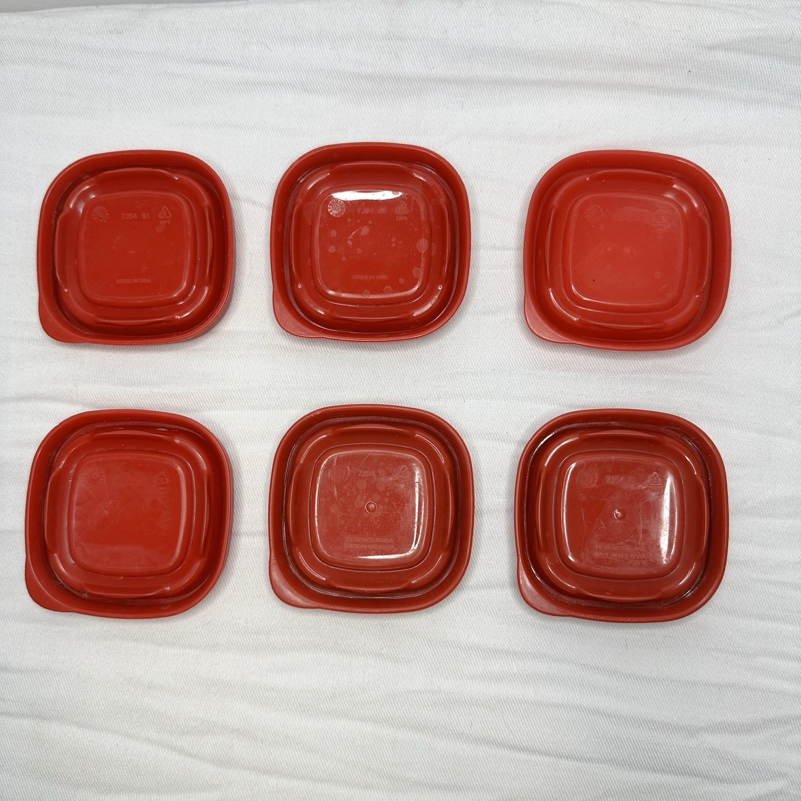6 Rubbermaid 7J54 Plastic 2.5″ Snap on Replacement Lids ONLY Red