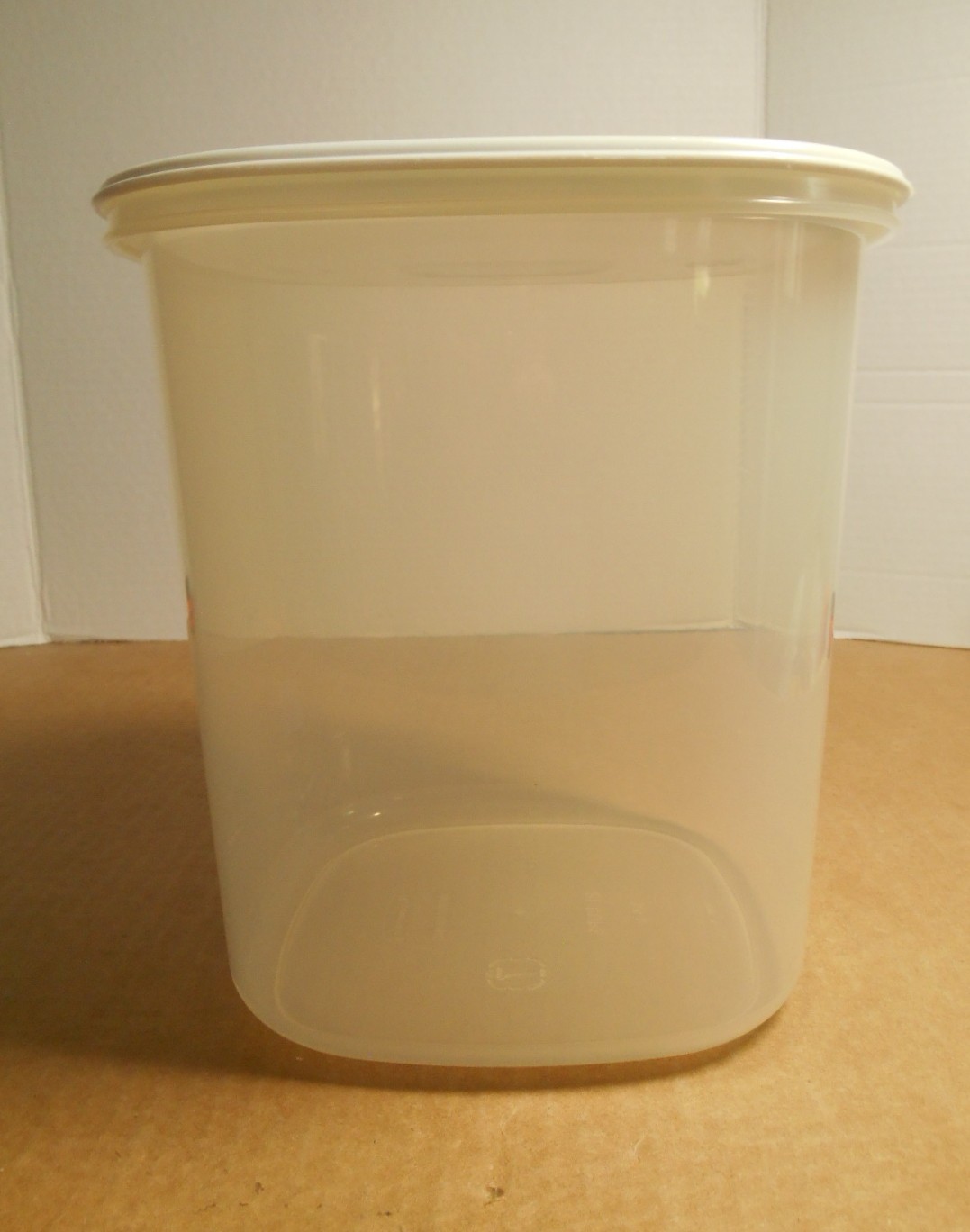 Rubbermaid 21 Cup #7 Servin Saver Food Storage Canister/Container White Lid P4