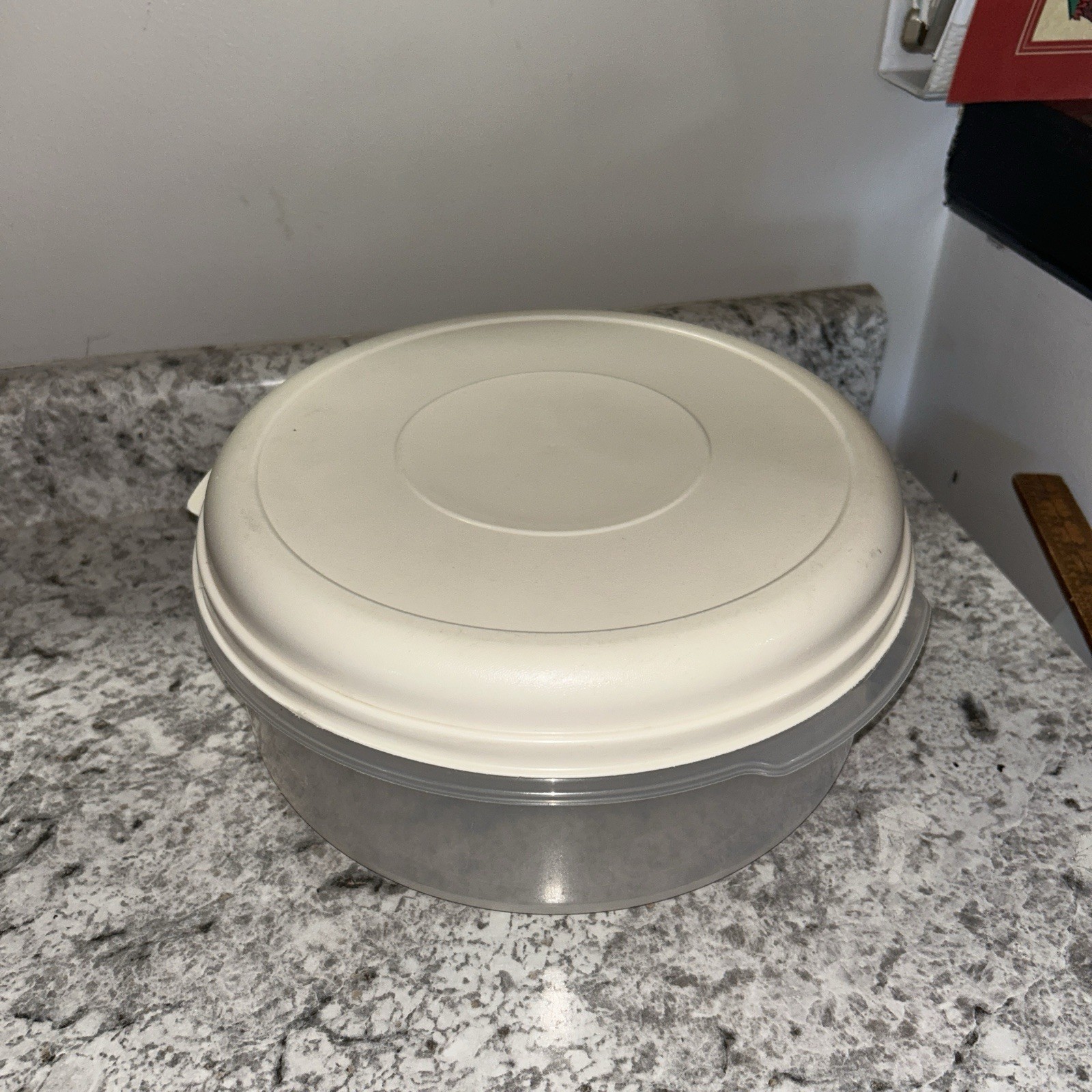Rubbermaid Servin’ Saver # 5 22 Cup Almond Lid Storage Container Round Large