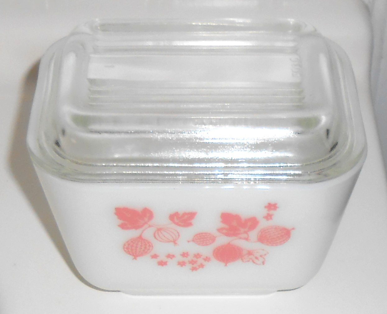 PYREX 501 PINK GOOSEBERRY REFRIGERATOR DISH WITH LID C – 1950’S – B 1 1/2 CUP