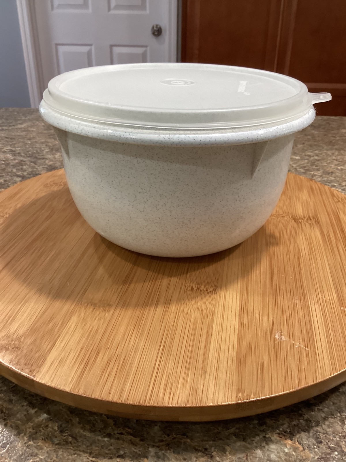 Vtg. Tupperware #271 Medium Mixing Bowl With #228 Sheer Lid 8 Cup speckled