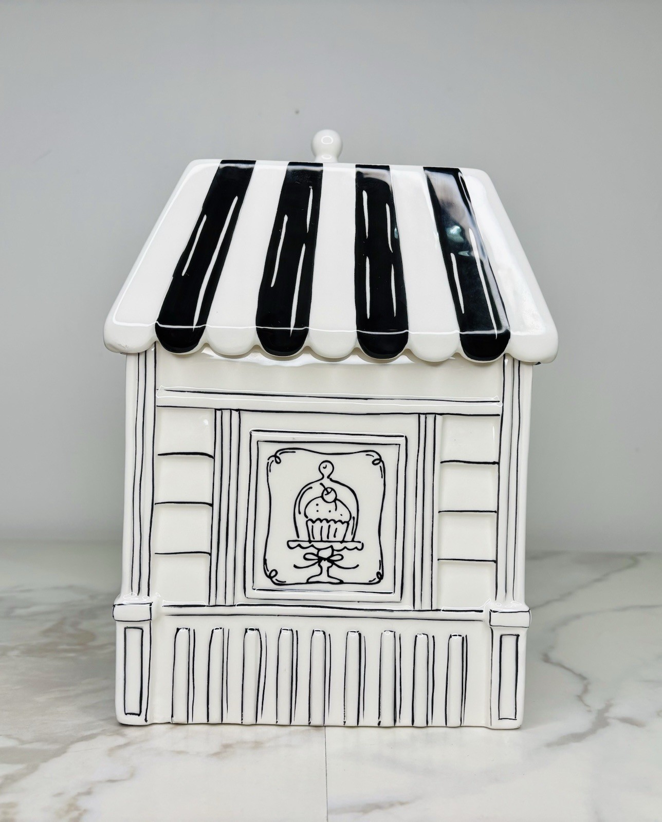 New 2014 Bath & Body Works Sweet Shop Cookie Jar Black/White Ceramic 11”x9.5”