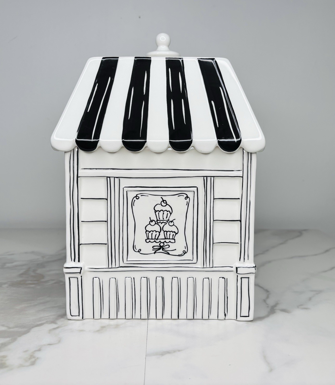 New 2014 Bath & Body Works Sweet Shop Cookie Jar Black/White Ceramic 11”x9.5”