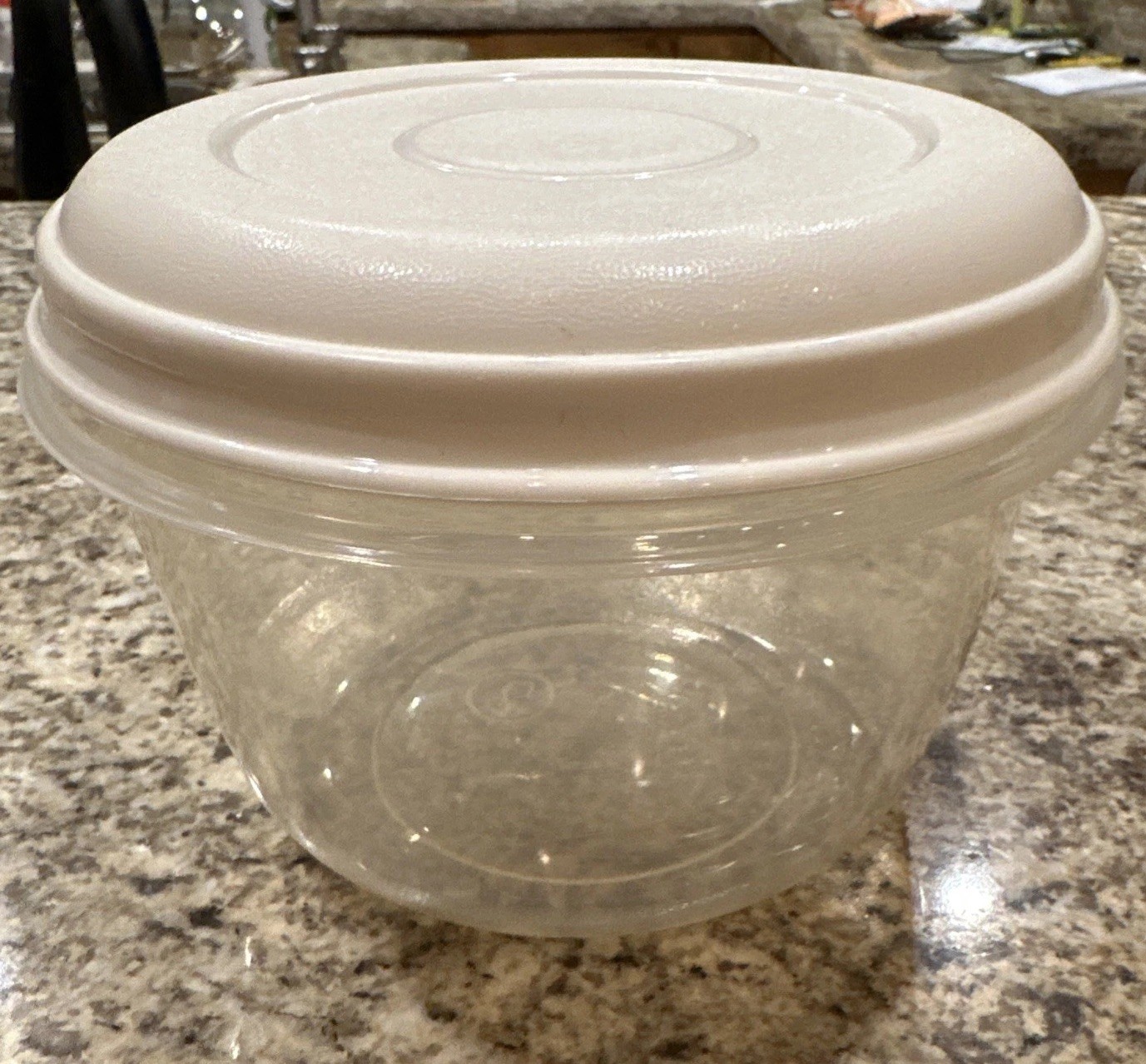 Vintage Rubbermaid Almond Servin Saver 4 Cups 940 ML 0028 2