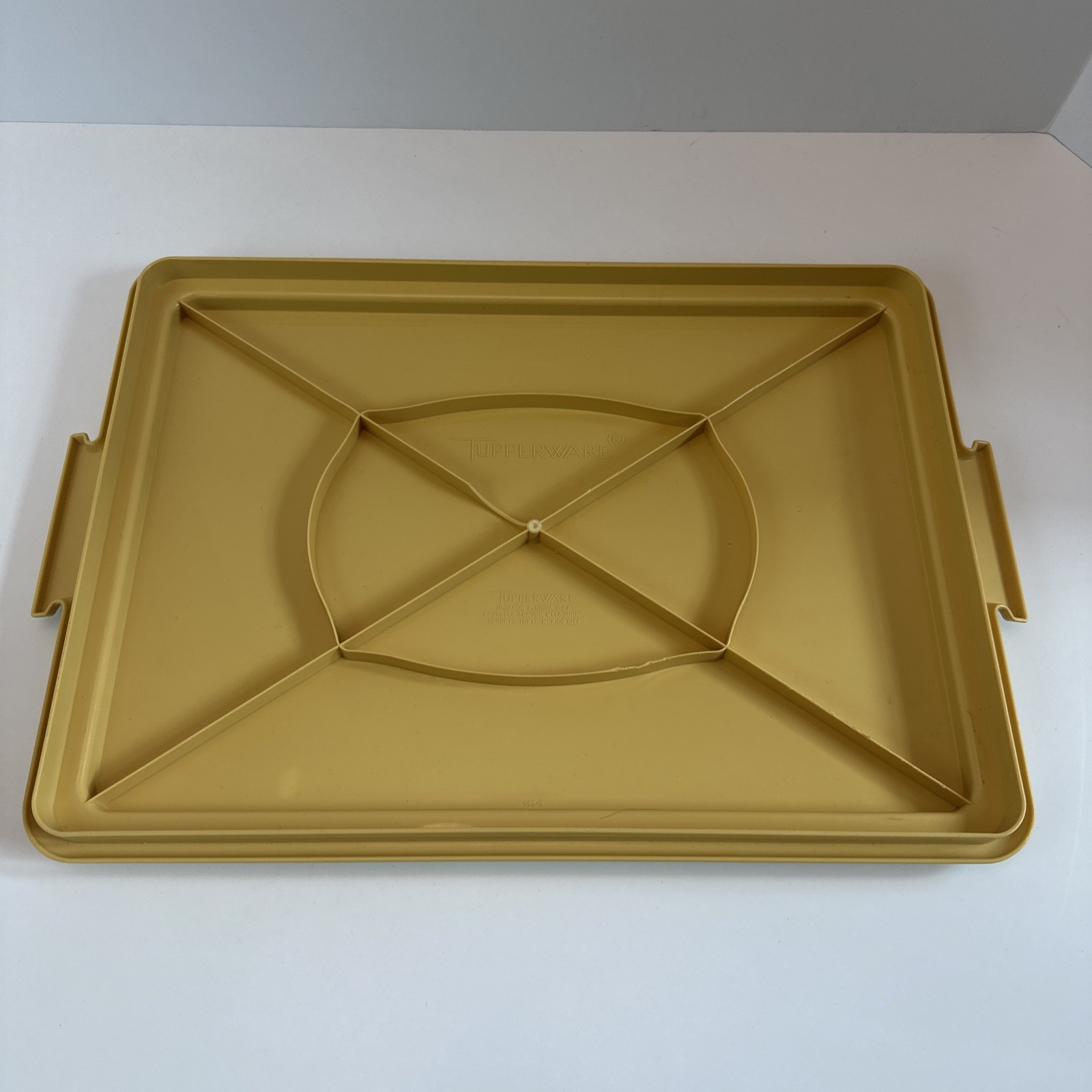 Tupperware Rectangular Sheet Cake Carrier W/Handle Gold 15″ X 11″ X 4″ USED
