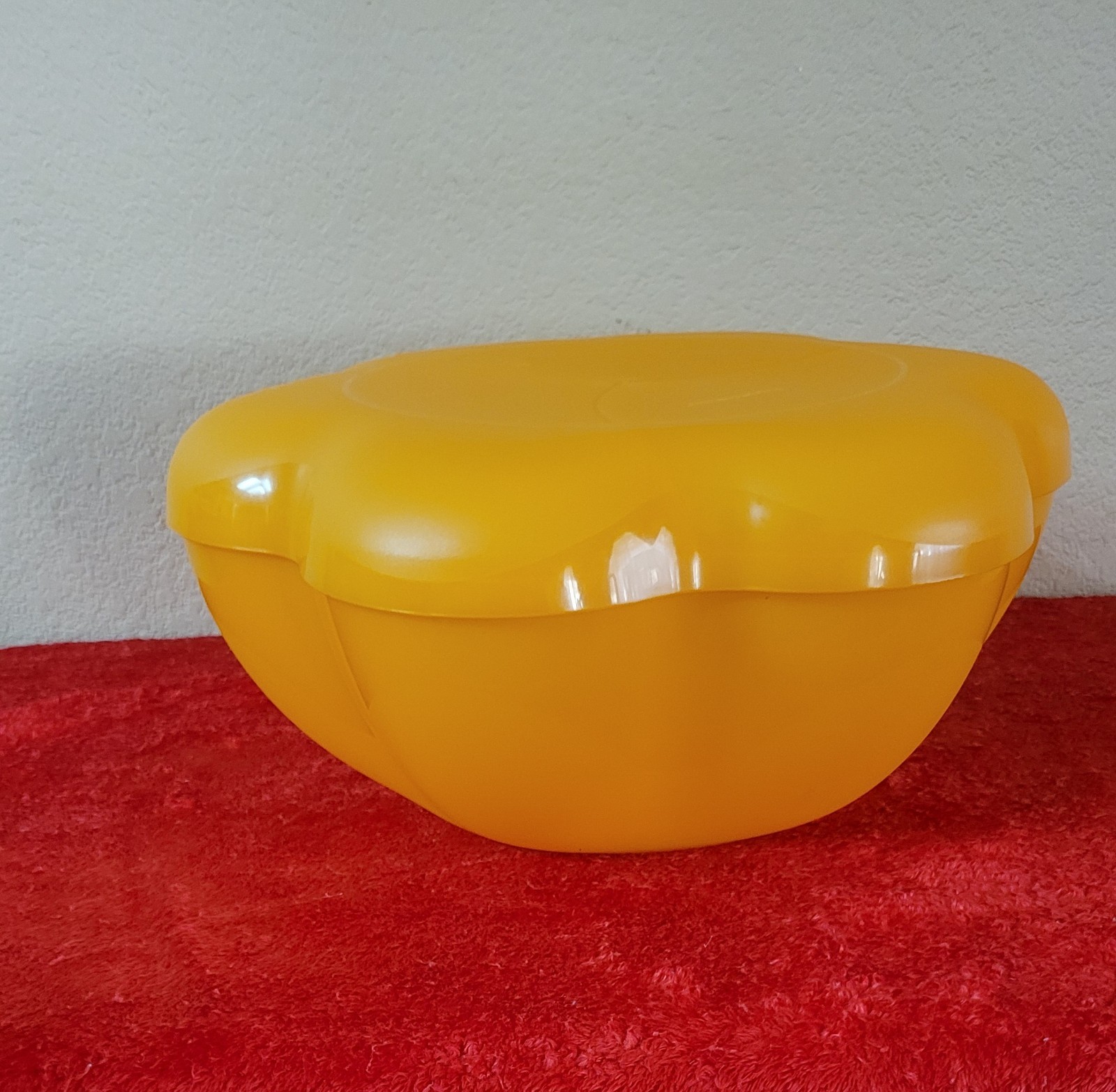 Tupperware 2pc Yellow Flower Food Storage Set Plastic Snap Lids 5.6L