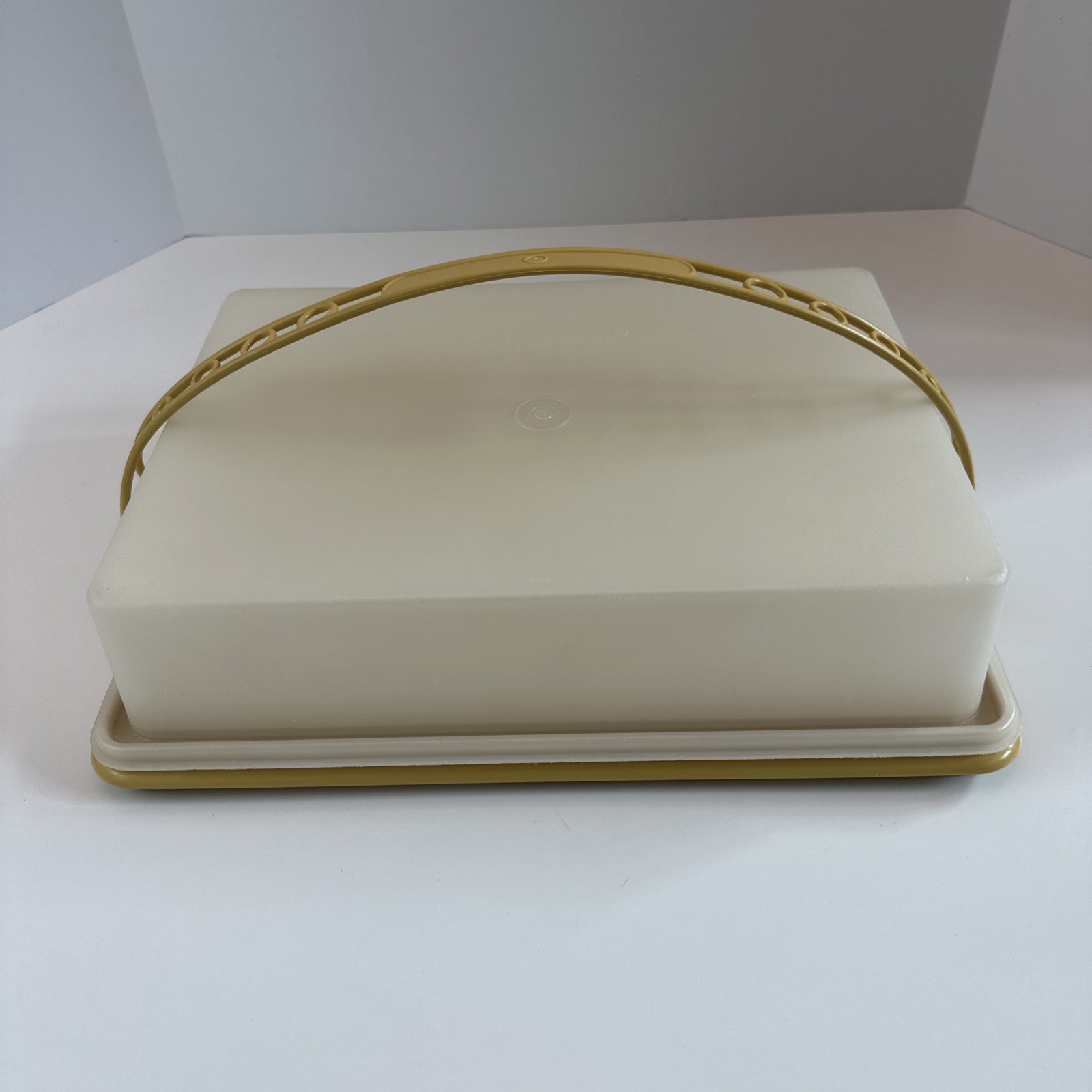 Tupperware Rectangular Sheet Cake Carrier W/Handle Gold 15″ X 11″ X 4″ USED