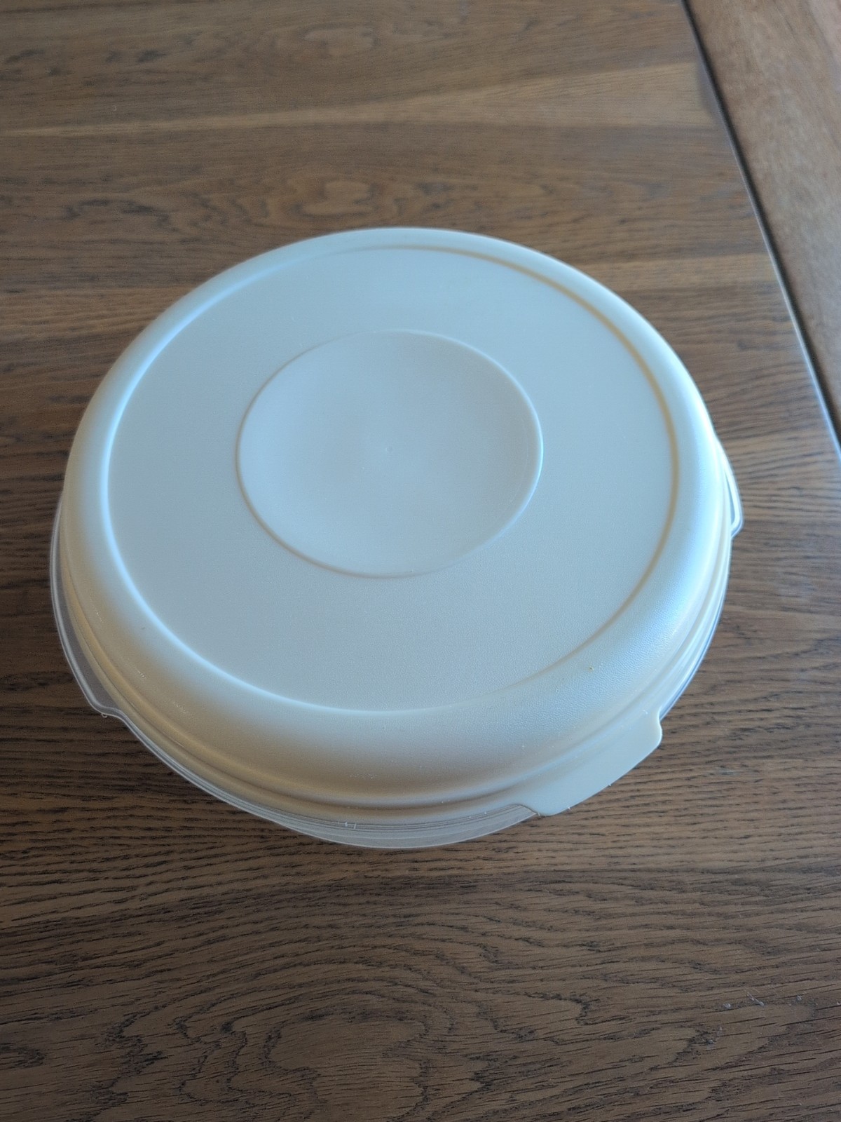 Rubbermaid Servin’ Saver # 5 22 Cup Almond Lid Storage Container Round Large