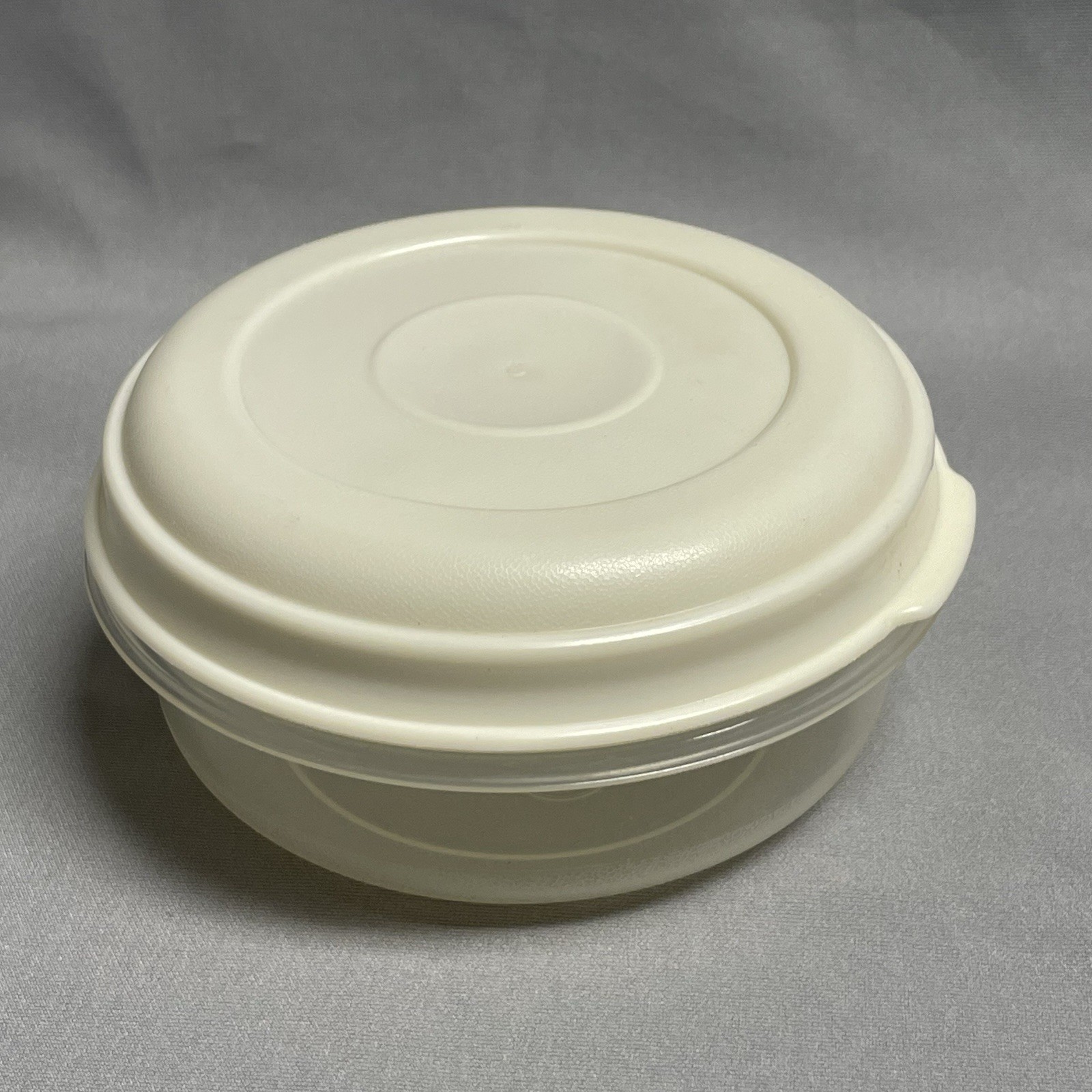 Rubbermaid Servin’ Saver 14 oz Round Storage Container #1 Almond Lid New