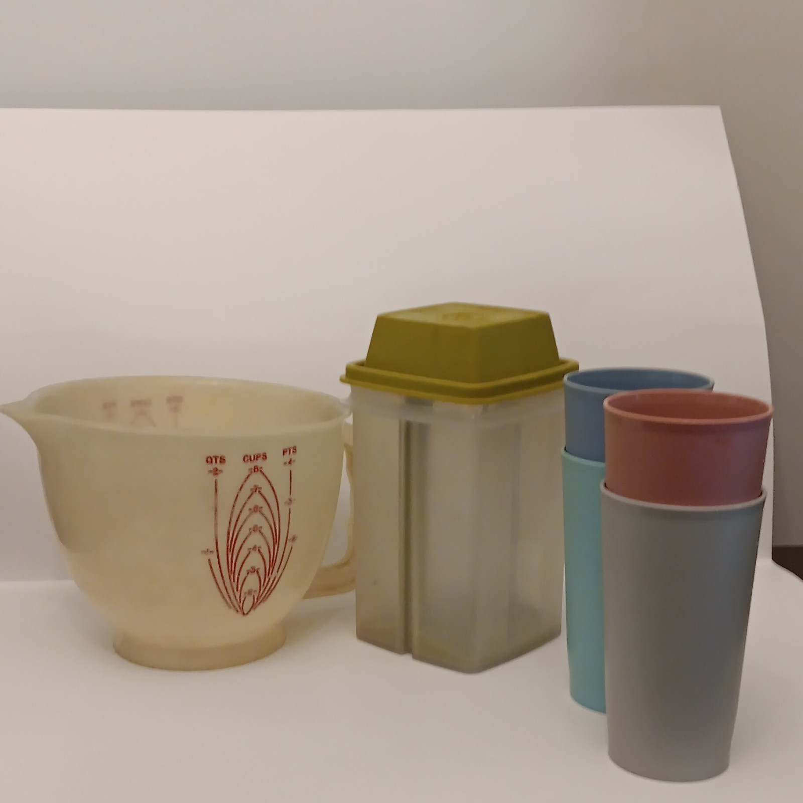 Tupperware Vintage/Retro Mixed Lot Plastic 2 Qt 6-Pc Snap Lid Multicolor