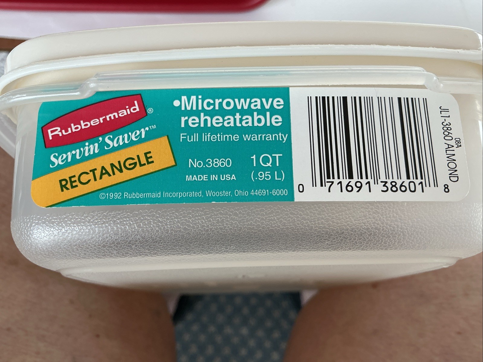 Rubbermaid (1) Servin Saver #5 0002 Rectangle 4 Cup Sheer w/ Almond Lid 0001