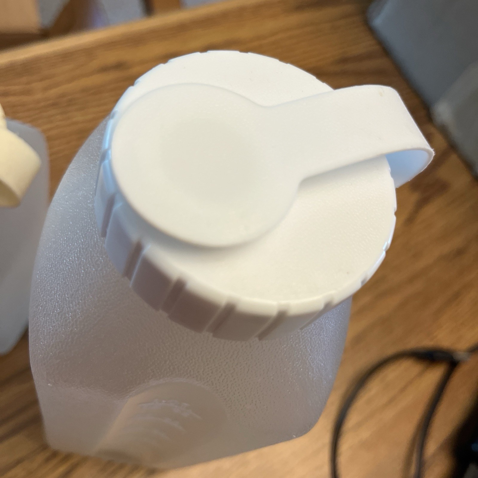 2 Pc. Lot 1 Pt & 1 Qt Vintage Rubbermaid Serve & Saver plastic storage jugs