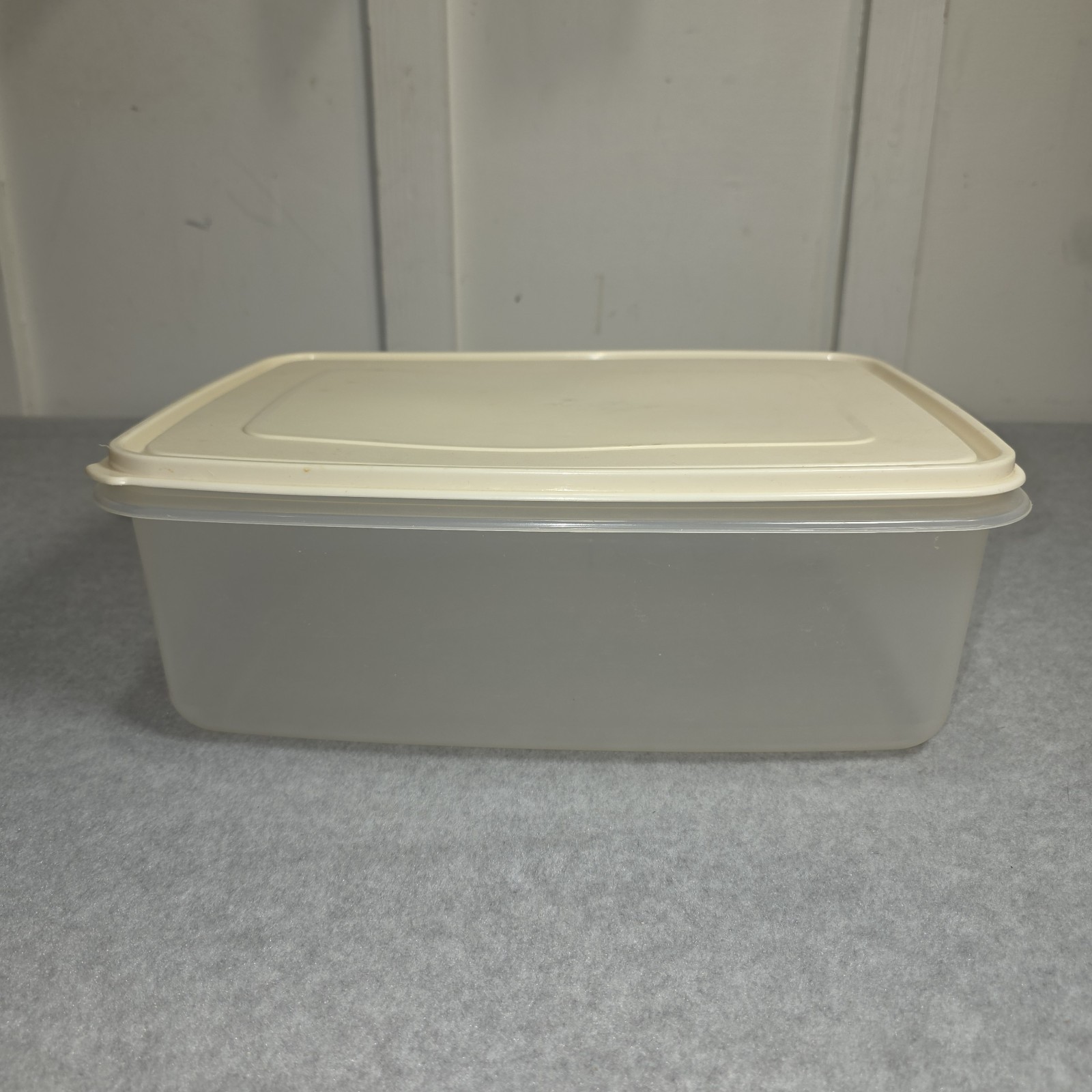 Rubbermaid Servin Saver #8 Rectangle 33 Cup Sheer w/Almond Lid Storage Container