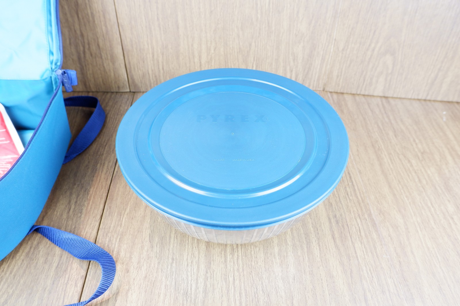 Pyrex Portable Travel Bag Hot/Cold Insulated Case – Complete w/4.5 QT Bowl & Lid