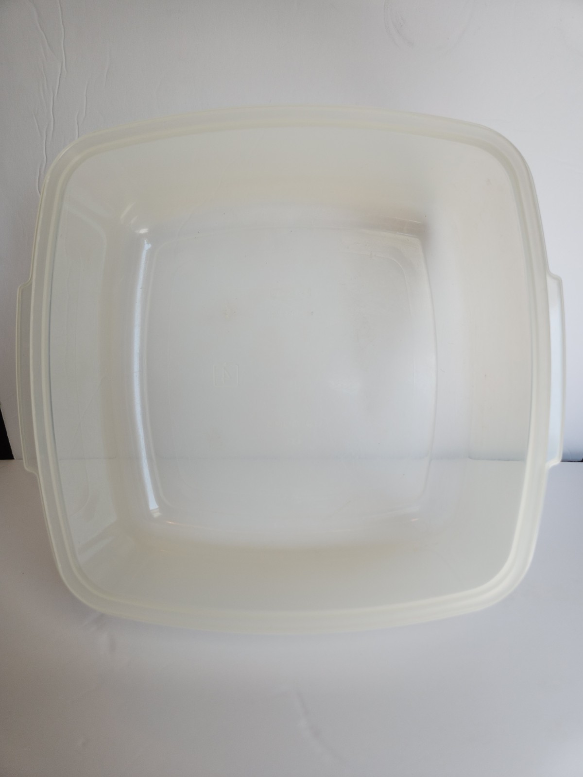 Rubbermaid Servin Saver #4 19 Cup Square Almond Vintage 0016 No Lid.