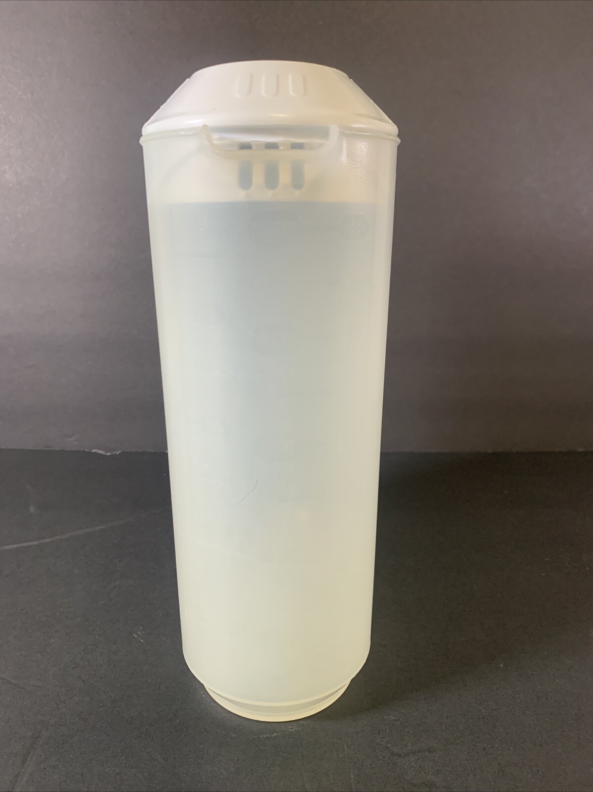 Rubbermaid SERVIN’ SAVER 2 1/2 quarts slim drink pitcher #0941 white lid