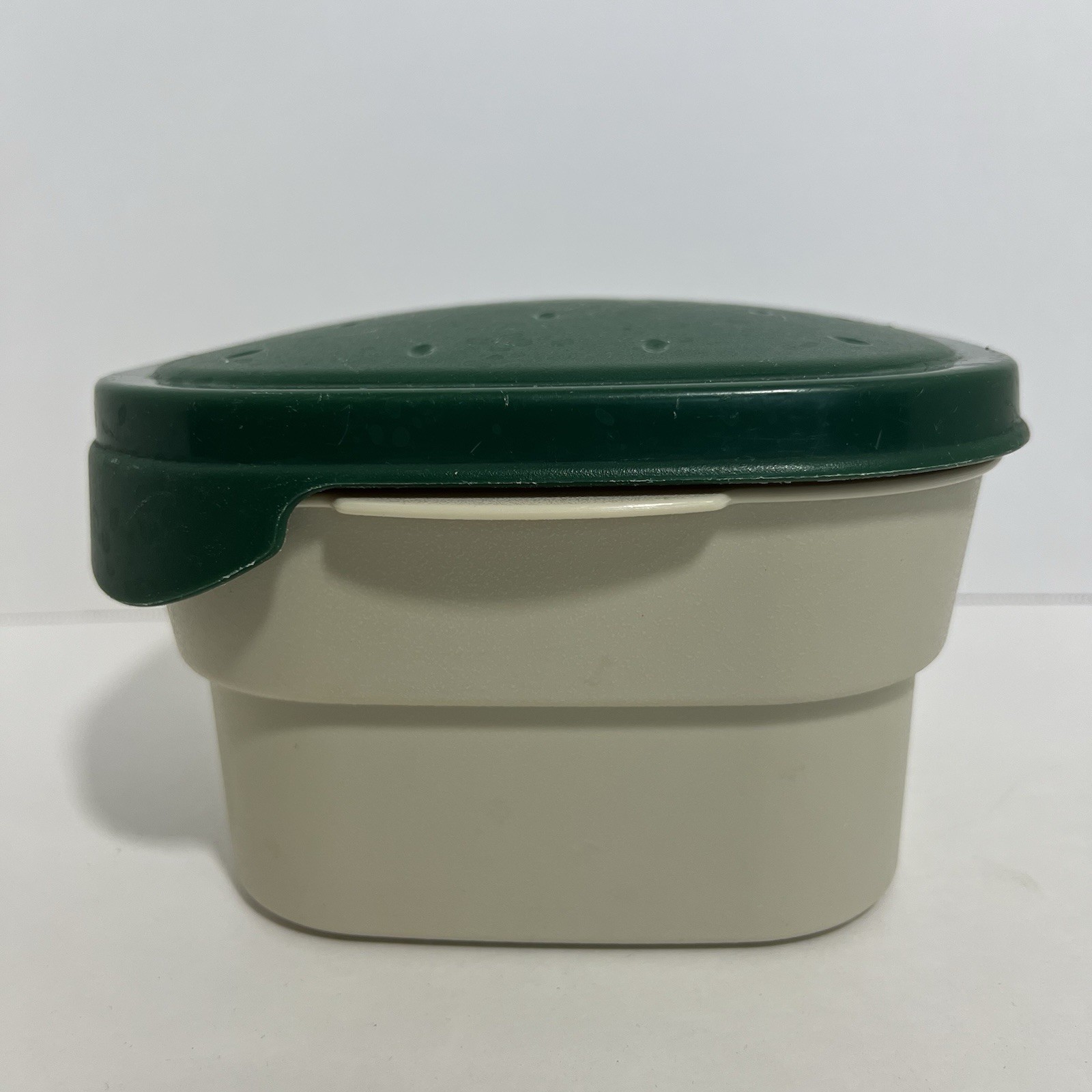 3 Piece Vintage Rubbermaid Servin’ Saver 1420 ml Container Green Lid & insert
